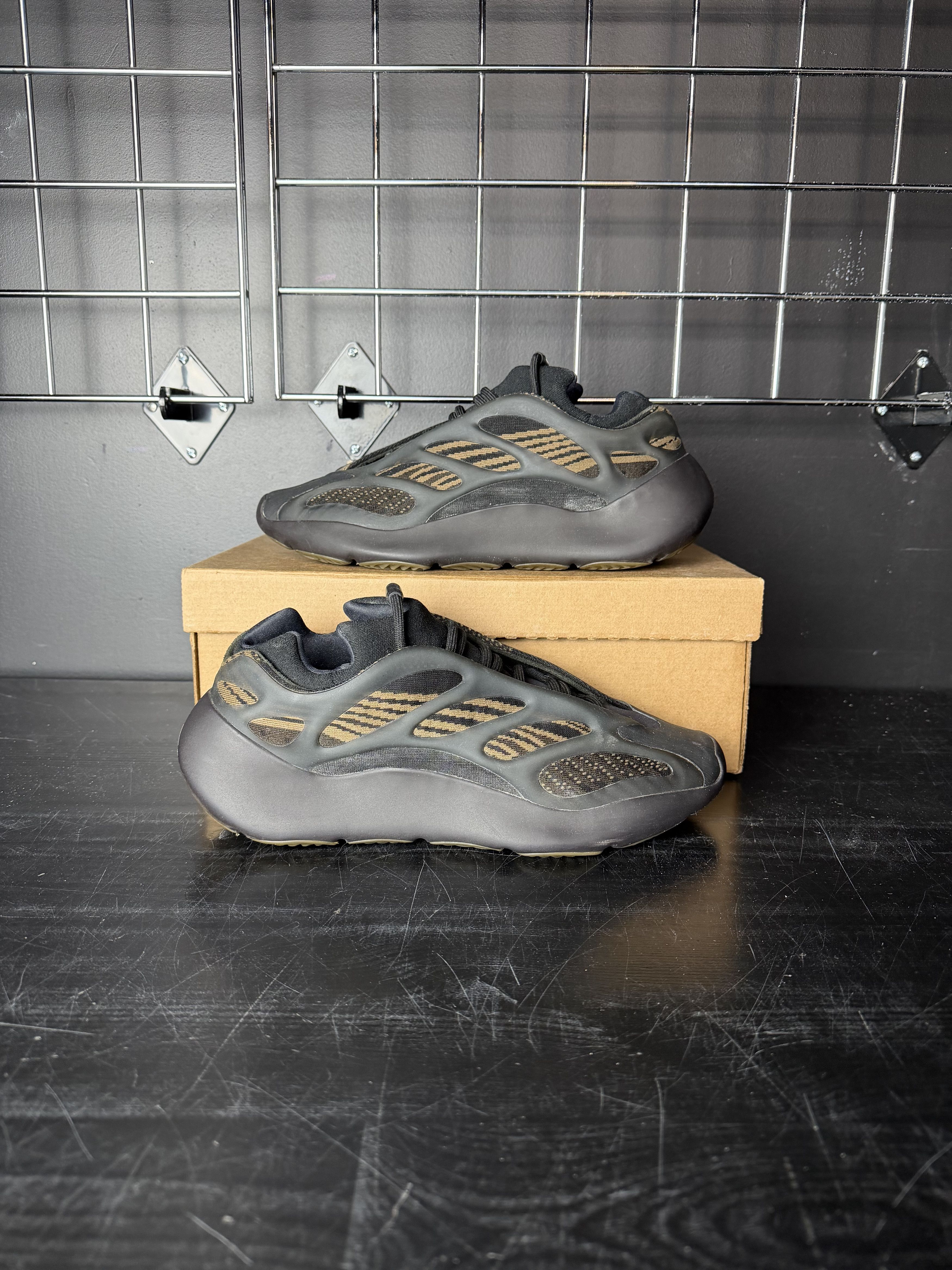 Adidas adidas Yeezy 700 V3 "Clay Brown" **PRE-OWNED** REP. BOX Size US 10.5 / EU 43-44 - 2 Thumbnail