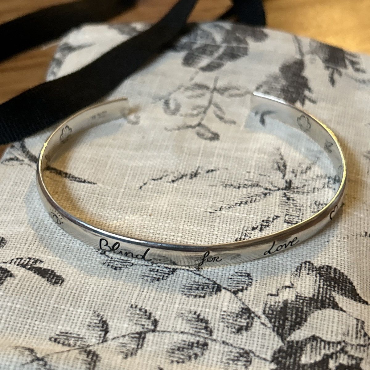 Gucci Gucci Blind for Love Silver Bangle Bracelet size 19 Size ONE SIZE - 7 Thumbnail