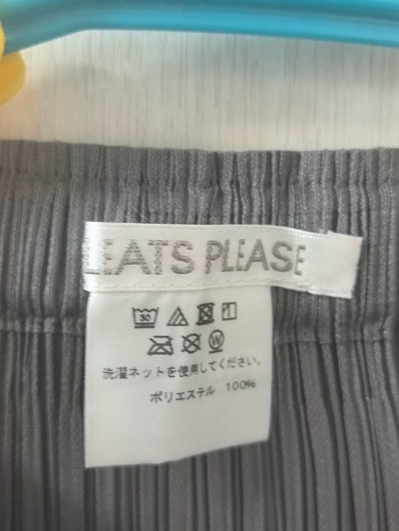 Issey Miyake Issey Miyake size:2 A dark grey pleated skirt Size 22" - 2 Thumbnail