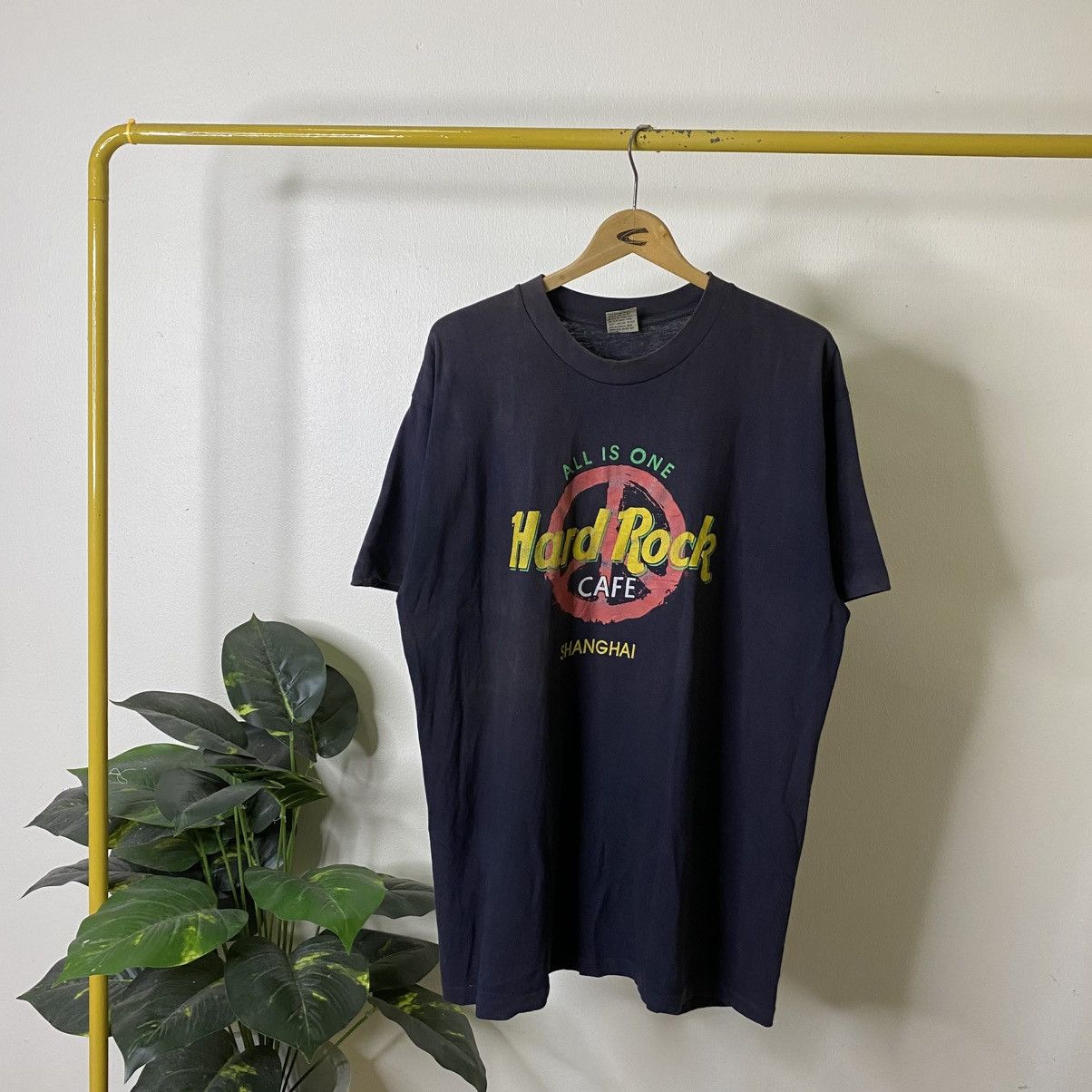 Hard Rock Cafe Vintage 1990s HRC Shanghai Peace Logo Graphic T Shirt Size US XL / EU 56 / 4 - 1 Thumbnail