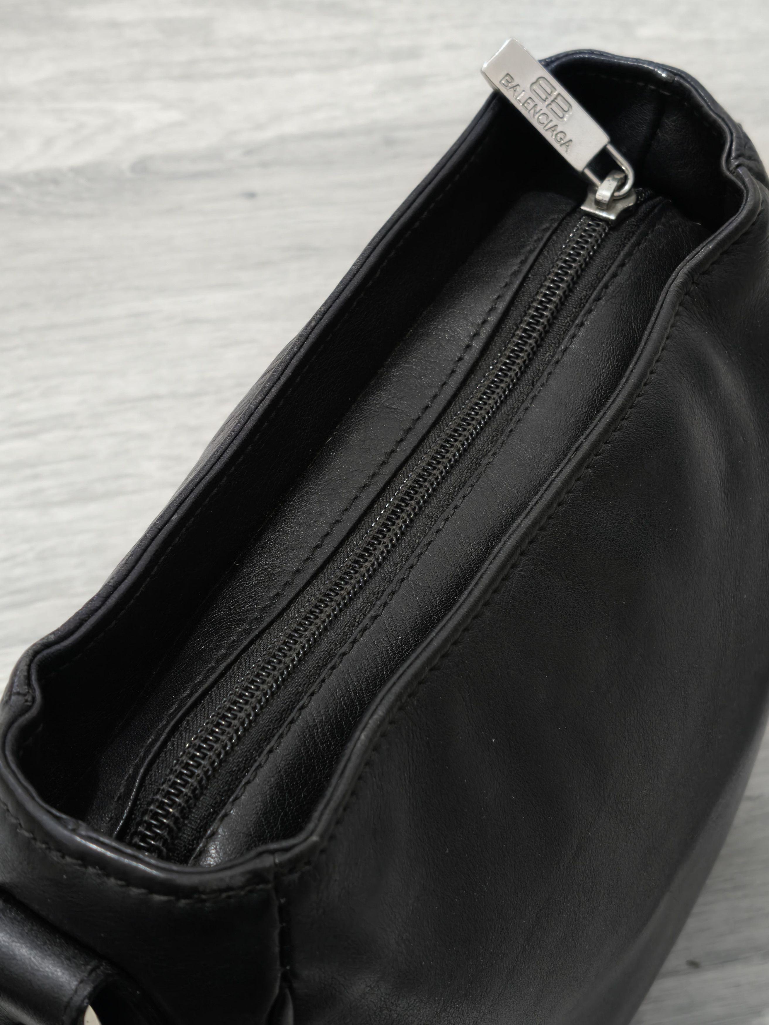 Balenciaga Vintage Balenciaga Black Leather Luxury Y2K Shoulder Bag Size ONE SIZE - 17 Thumbnail