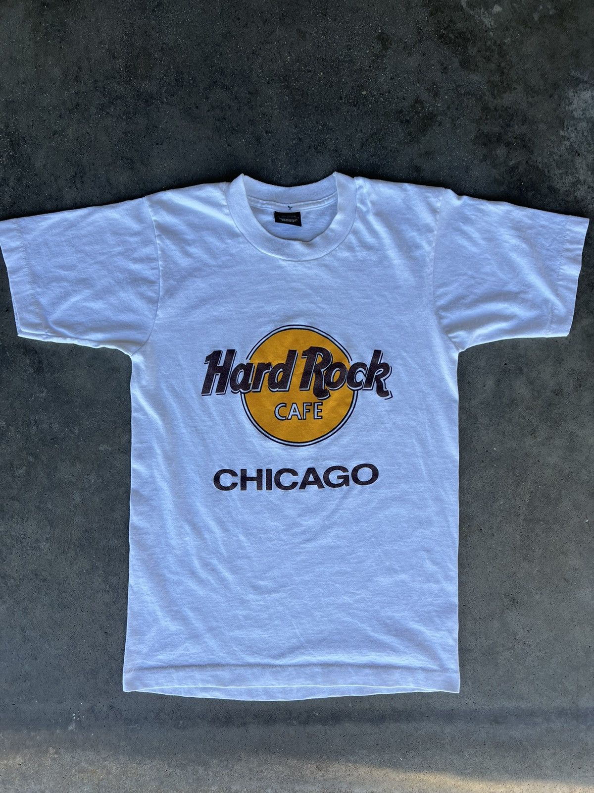Fruit Of The Loom × Hard Rock Cafe × Vintage 80’s Vintage White Hard Rock Cafe Chicago shirt Size US S / EU 44-46 / 1 - 6 Thumbnail