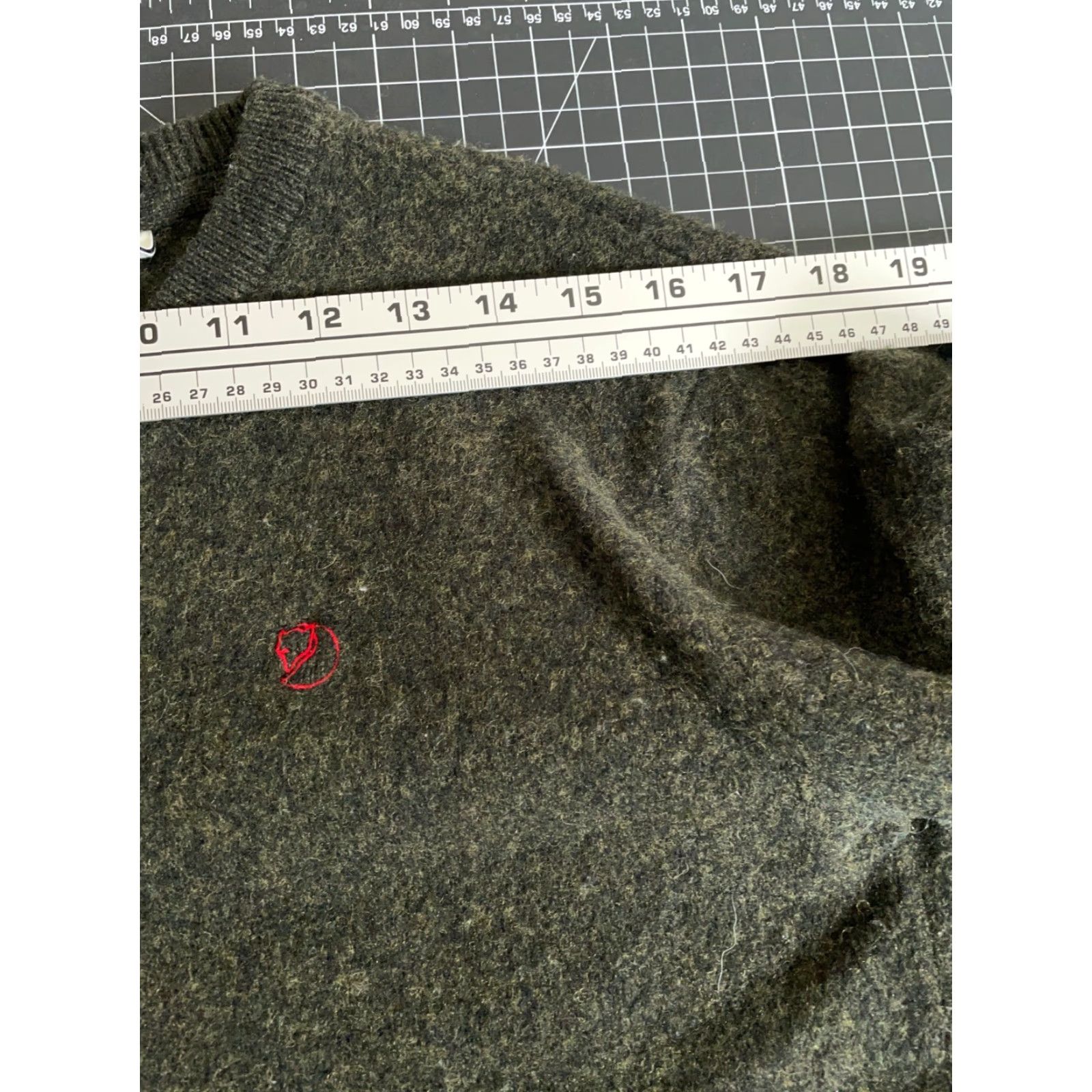Vintage VINTAGE Fjallraven Men Sweater Pullover Wool V-Neck Adult Small Fall Winter 90s Green Size US S / EU 44-46 / 1 - 7 Thumbnail
