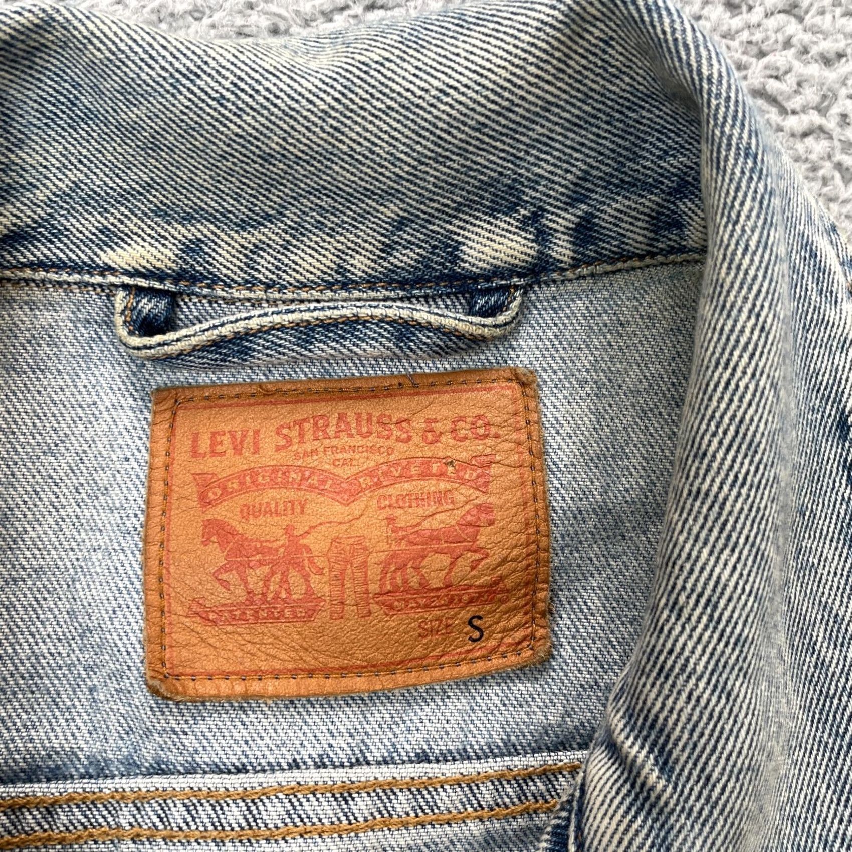 Levi's VINTAGE Levi's Jacket Womens Small Blue Embroidered Trucker Denim American Bee Boho Rare Size S / US 4 / IT 40 - 4 Thumbnail