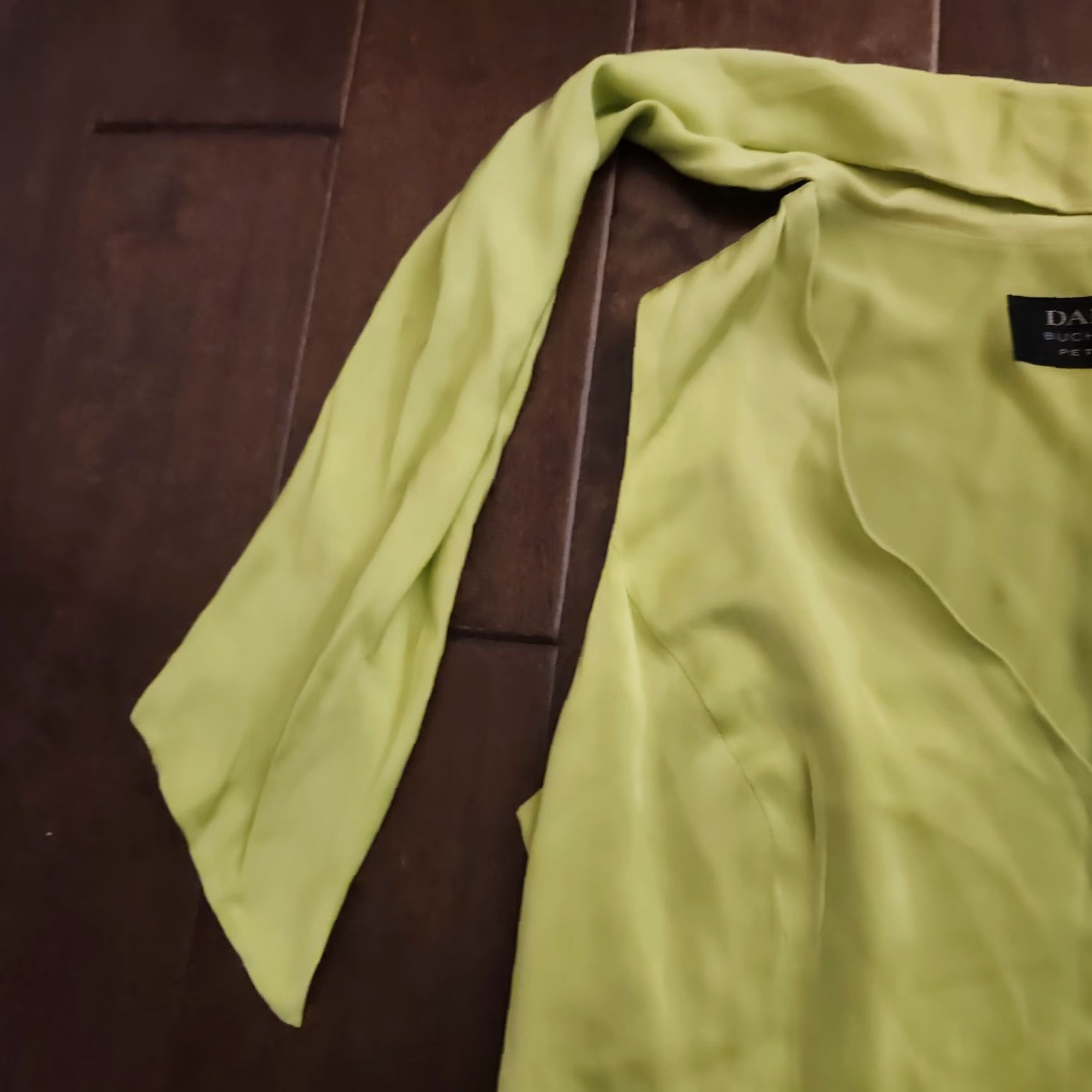 Vintage VINTAGE Dana Buchman Blouse Sleeveless V-Neck Tie Neck Silk Blend Lime Green 8P Petite Women Shirt Size M / US 6-8 / IT 42-44 - 5 Thumbnail