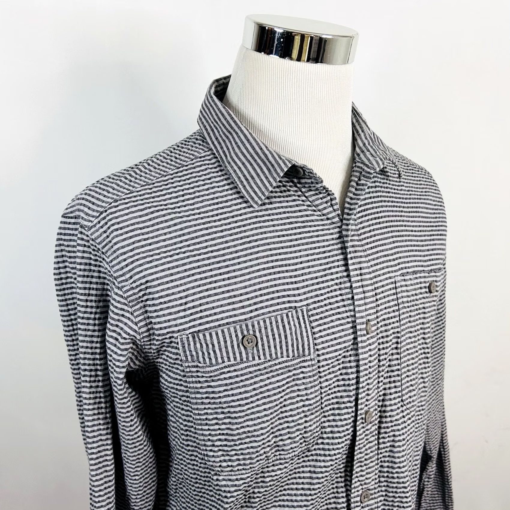 Mountain Hardwear Mountain Hardwear Button-Front Shirt L Gray Seersucker Outdoor Cotton Striped Puckered Long Sleeve Mens Size US L / EU 52-54 / 3 - 2 Thumbnail