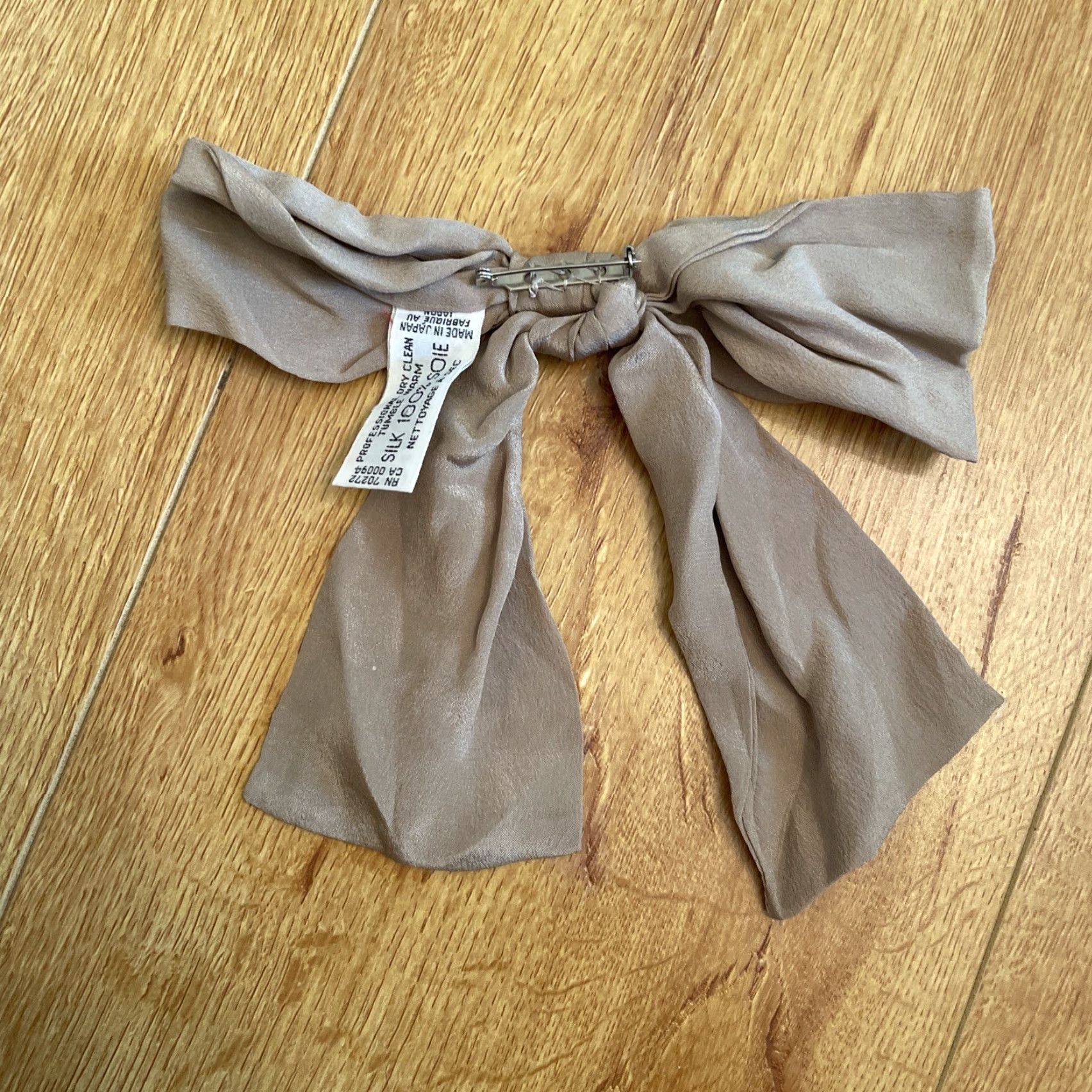 Liz Claiborne VINTAGE Liz Claiborne Silk Neck Bow Tie Pin Brooch Collar Accessories Preppy Women's Bow Pin Beige 90s Designer Multifunctional Size ONE SIZE - 5 Thumbnail