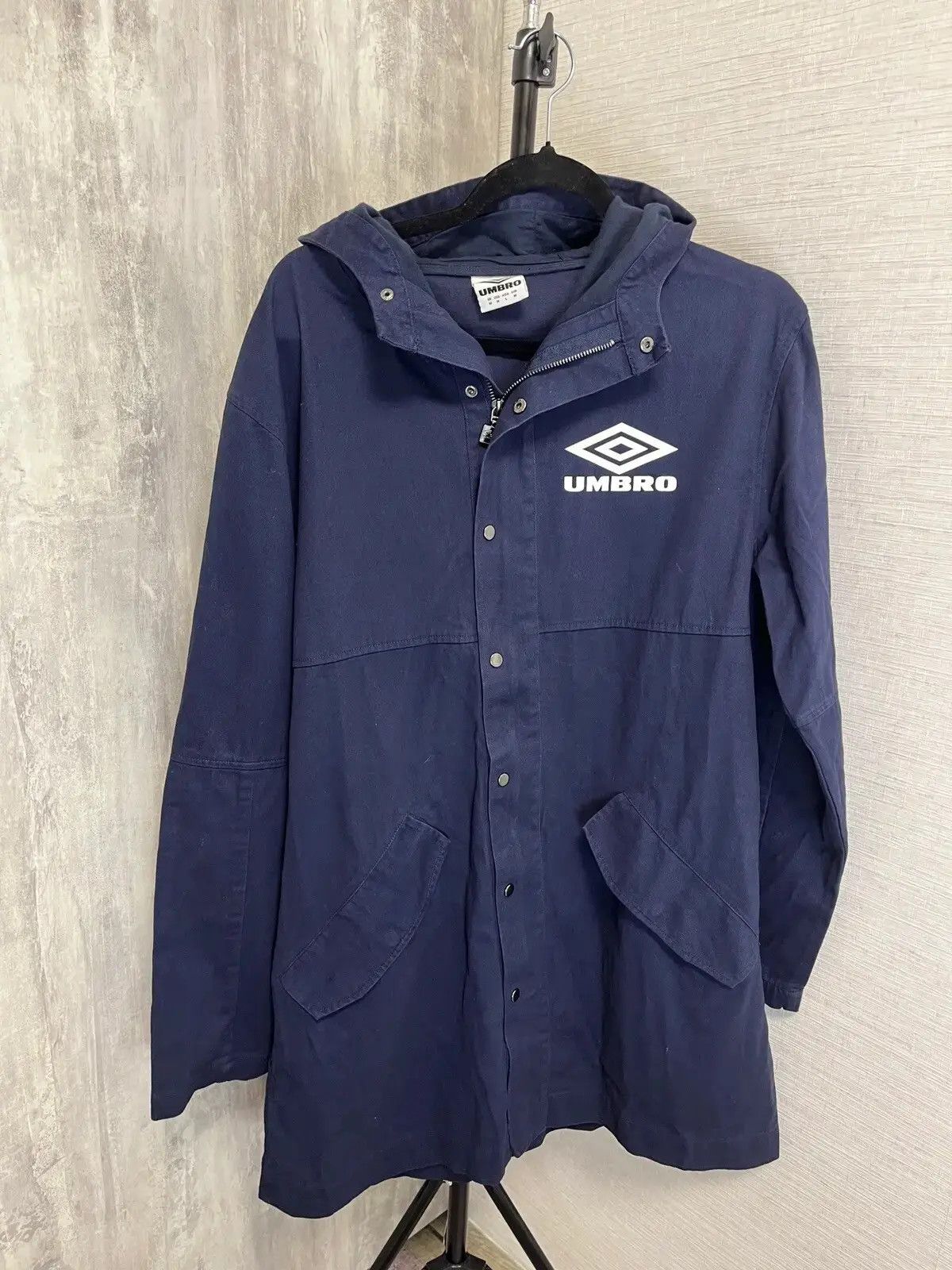 Umbro Vintage Umbro Navy Blue Hooded Parka Jacket Logo Print Size US M / EU 48-50 / 2 - 1 Thumbnail