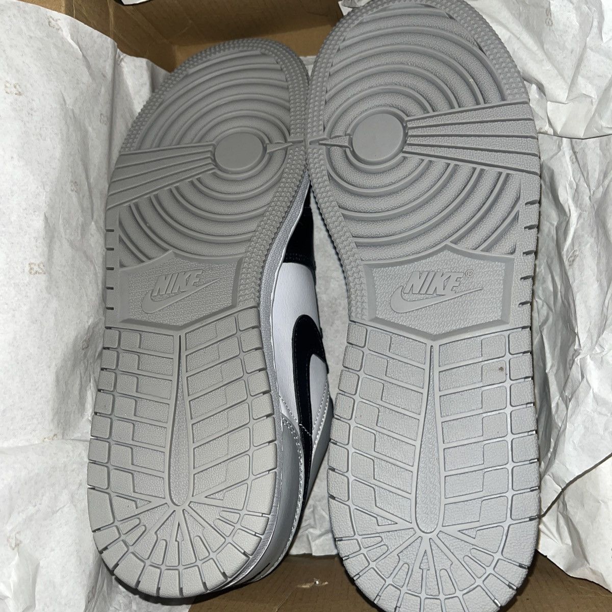 Jordan Brand × Nike Air Jordan 1 Low Shadow Toe GS Size US 7 / EU 40 - 6 Thumbnail