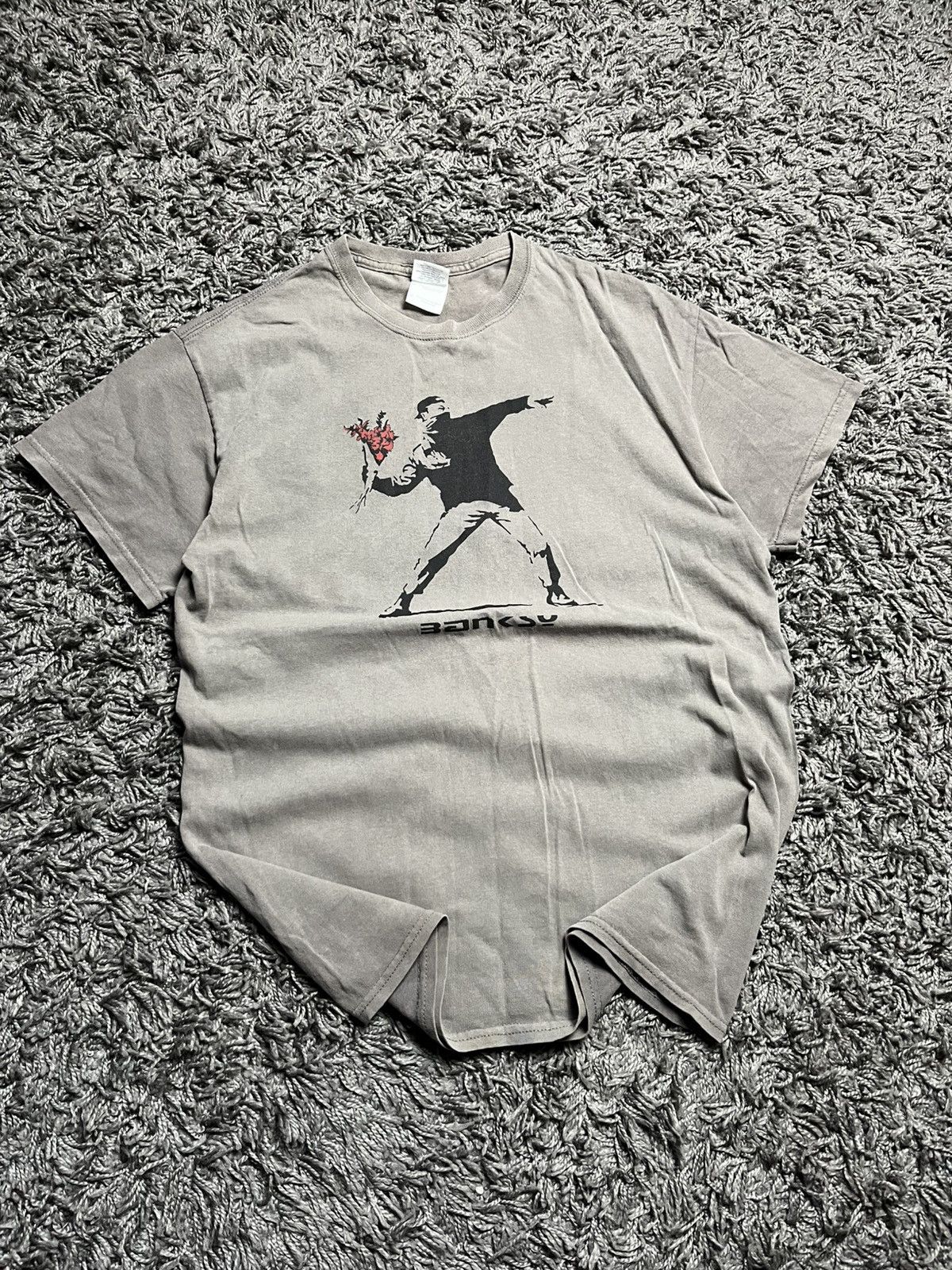 Gildan Banksy "Flower Thrower" Street Art Graphic T-Shirt Size US M / EU 48-50 / 2 - 1 Thumbnail