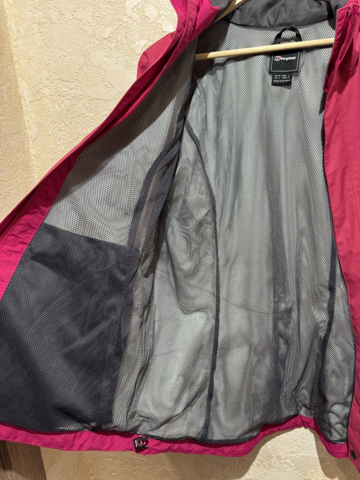 Berghaus × The Mountain Berghaus Women's Elara Waterproof Shell Jacket UK 14 Size L / US 10 / IT 46 - 17 Thumbnail