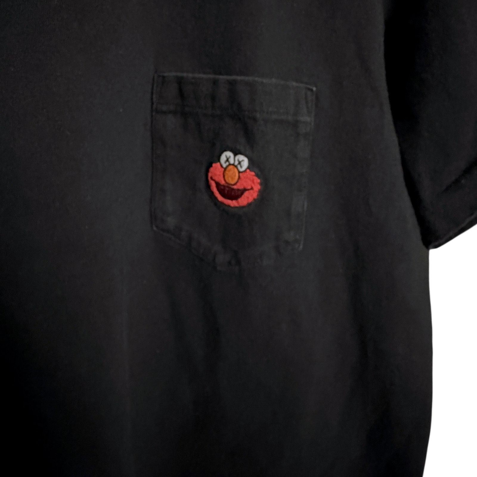 Uniqlo Uniqlo x KAWS x Sesame Street Elmo Men’s Black Pocket Tee M Size US M / EU 48-50 / 2 - 4 Thumbnail