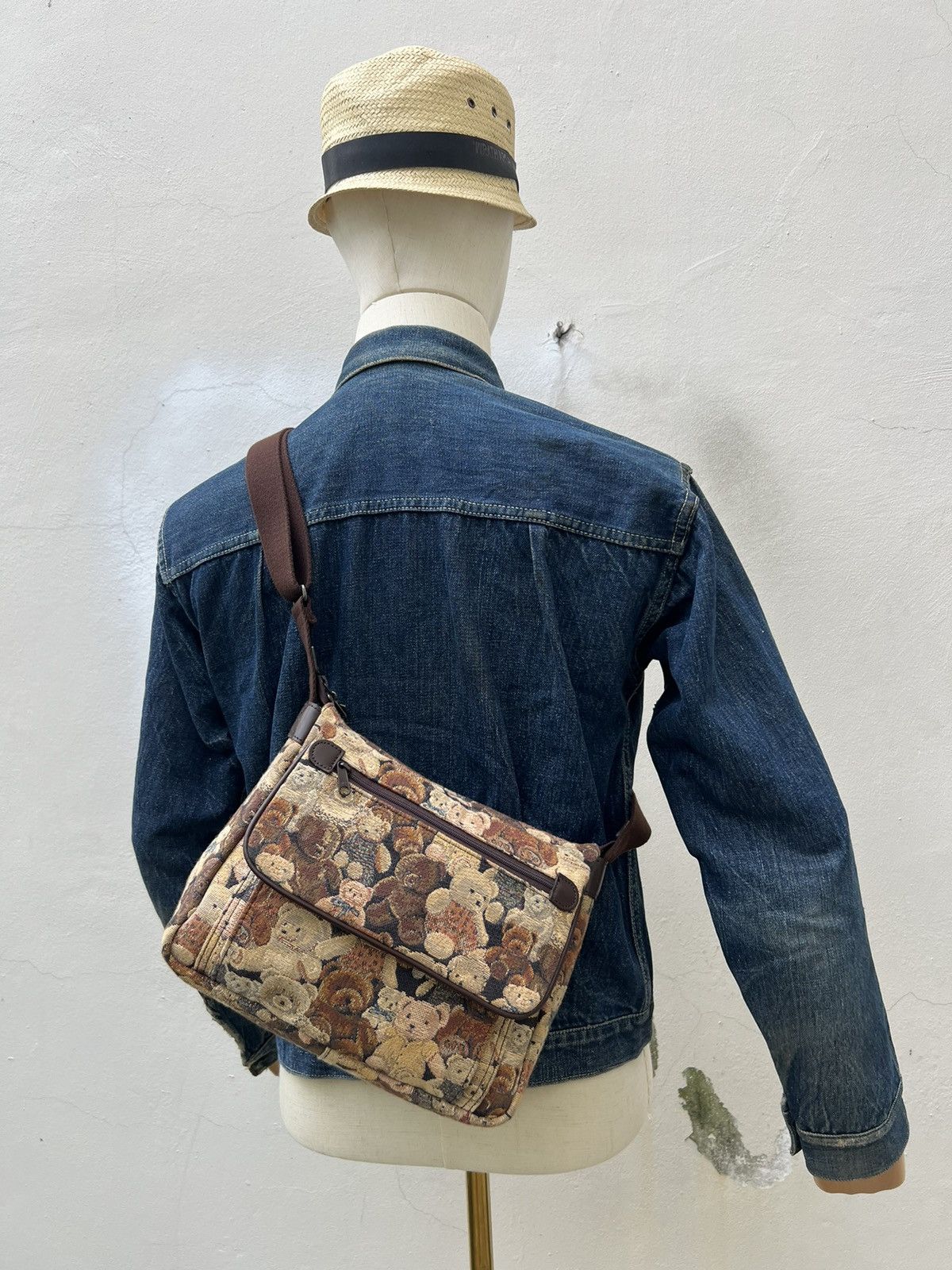 Japanese Brand Vintage Yamatoya Tokyo Ravi Ravi Jacquard Bears Sling Bag Size ONE SIZE - 5 Thumbnail