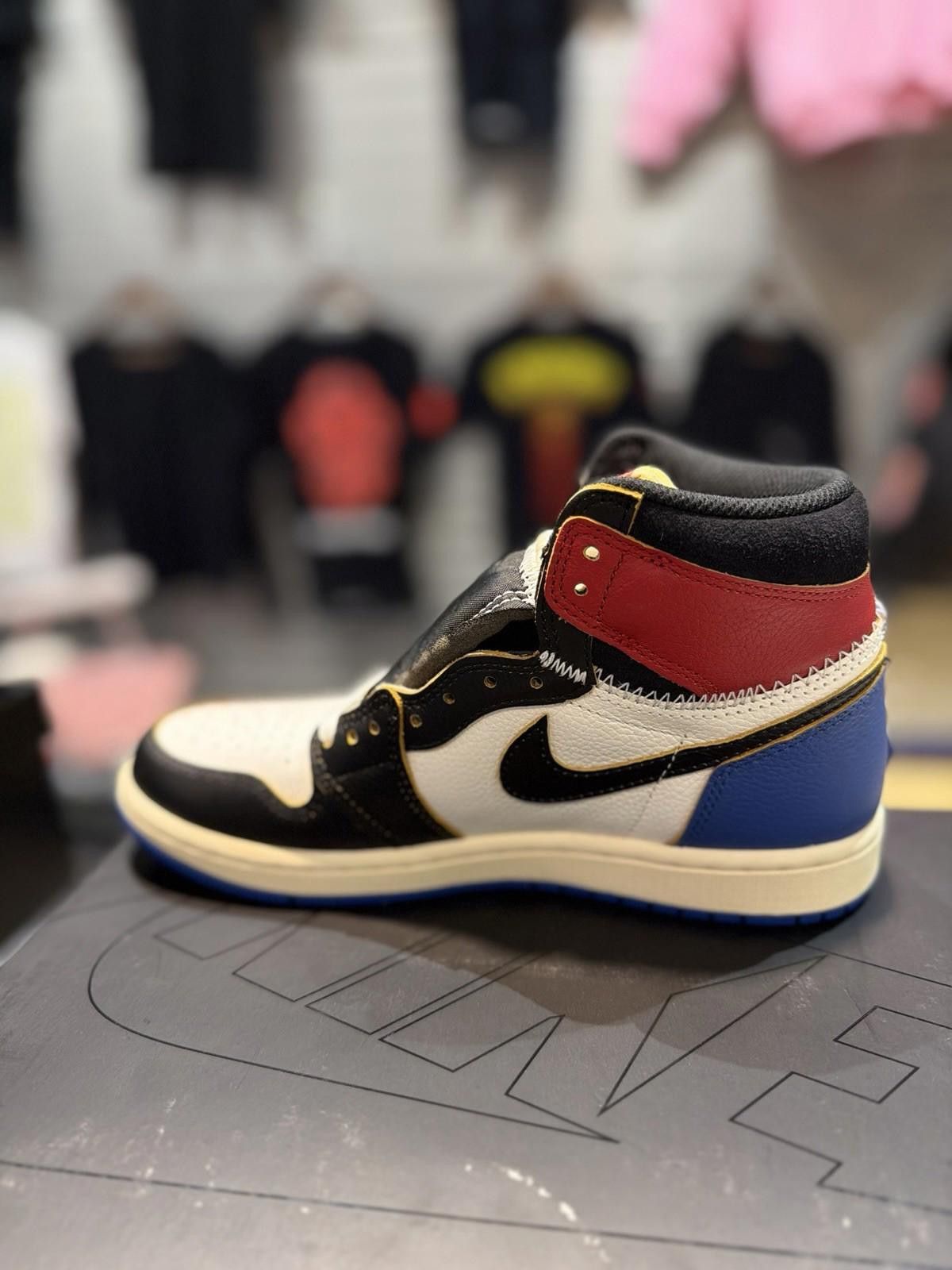 Jordan Brand Air Jordan 1 x Union x Fragment Black and Varsity Red (6.5) Size US 6.5 / EU 39-40 - 7 Thumbnail