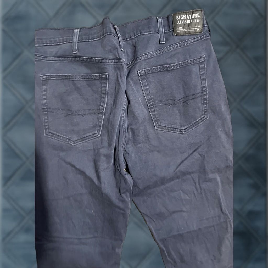 Vintage VINTAGE Levi Strauss Signature Jeans Mens 38x32 Medium Blue S61 Straight Denim<|vq_4520|> Size US 38 / EU 54 - 1 Thumbnail