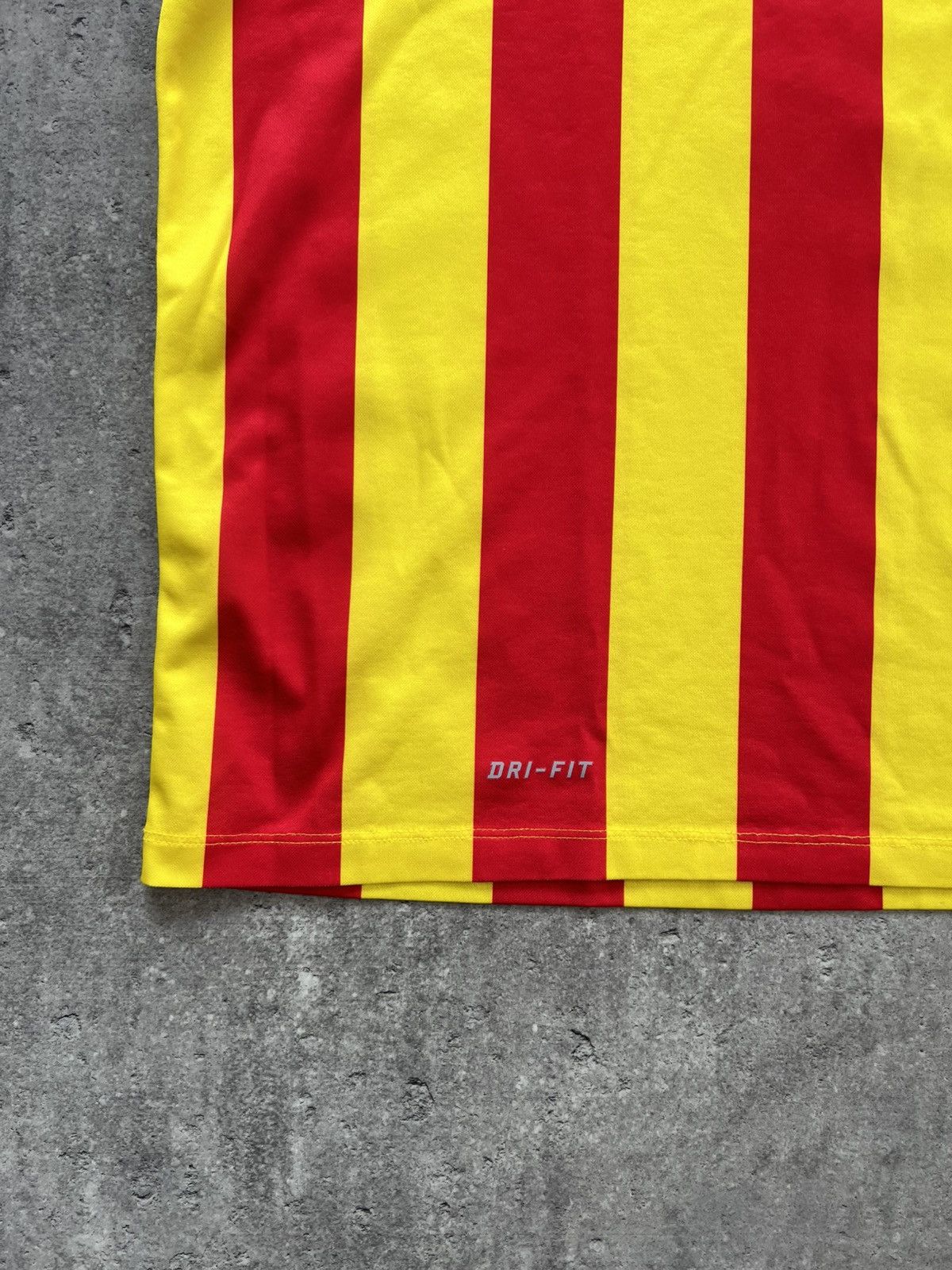 Nike 2013/2014 Nike FC Barcelona Vintage Soccer Jersey T-Shirt Size US XL / EU 56 / 4 - 4 Thumbnail
