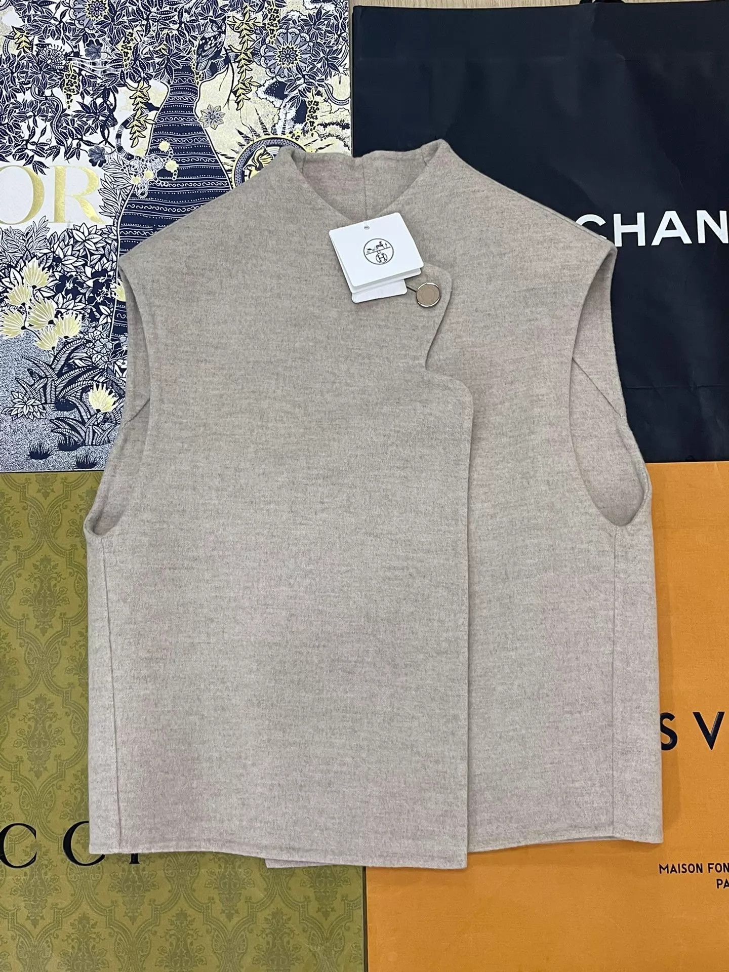 Hermes Hermes Oatmeal Cashmere Vest 36 Size XS / US 0-2 / IT 36-38 - 1 Thumbnail