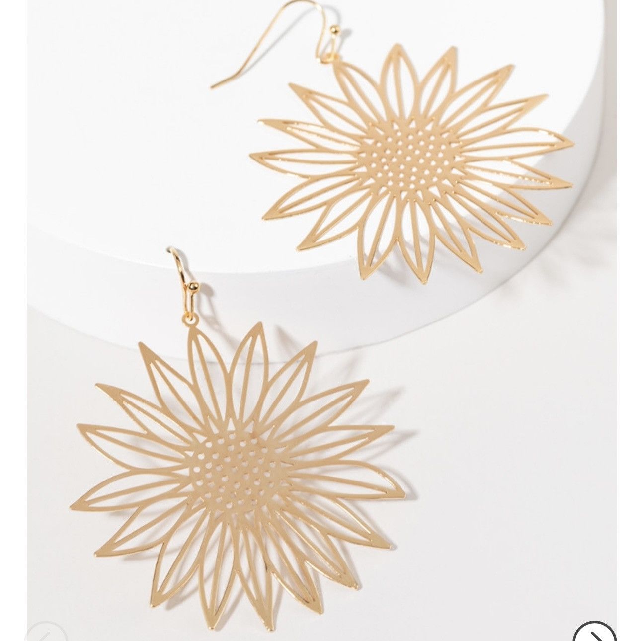 Other Gold tone lightweight filigree sunflower earrings Size ONE SIZE - 3 Thumbnail