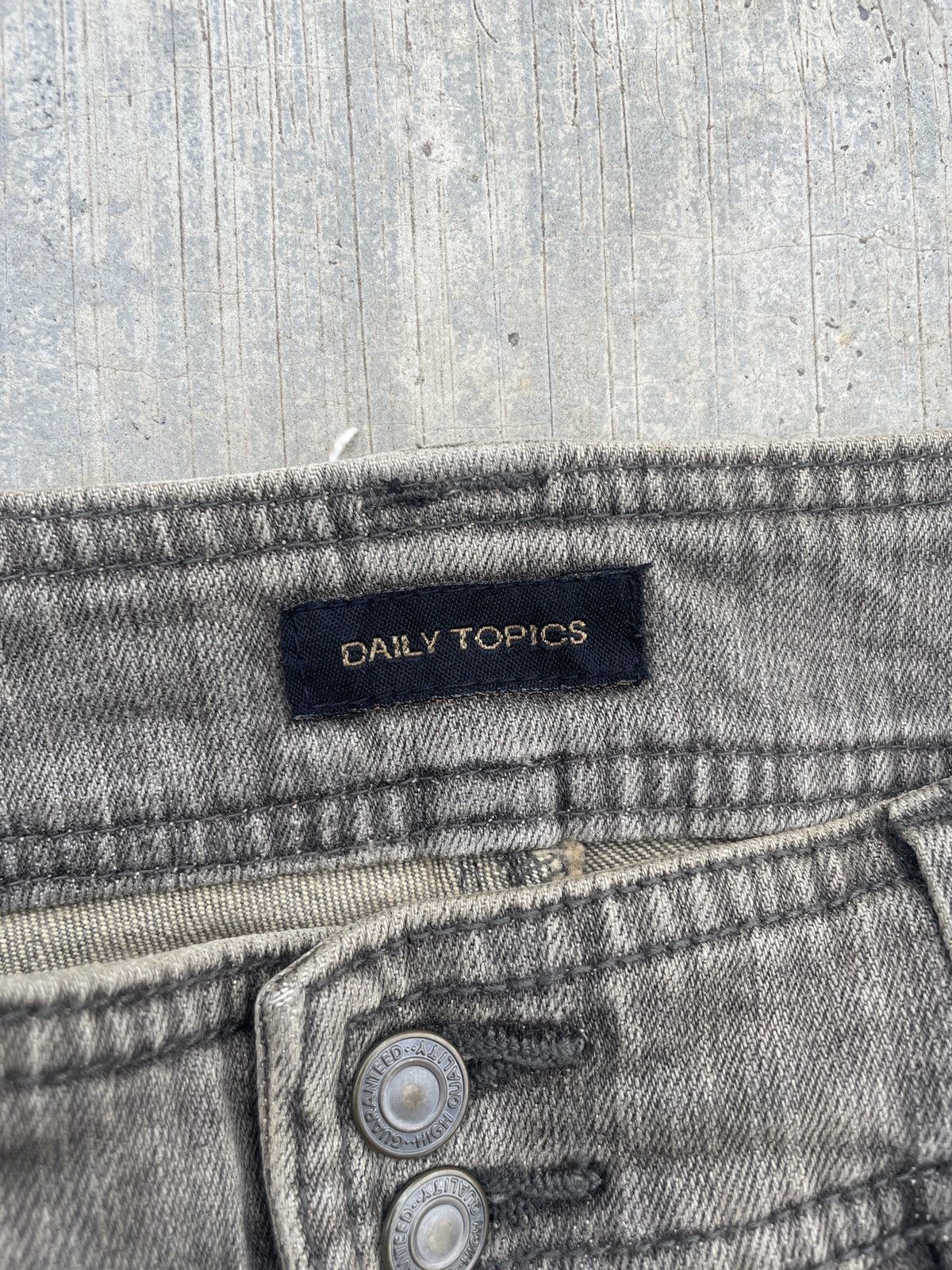 Japanese Brand 2000s JAPANESE BRAND DAILY TOPIC CARGO WASH FLARE JEANS Size US 30 / EU 46 - 3 Thumbnail