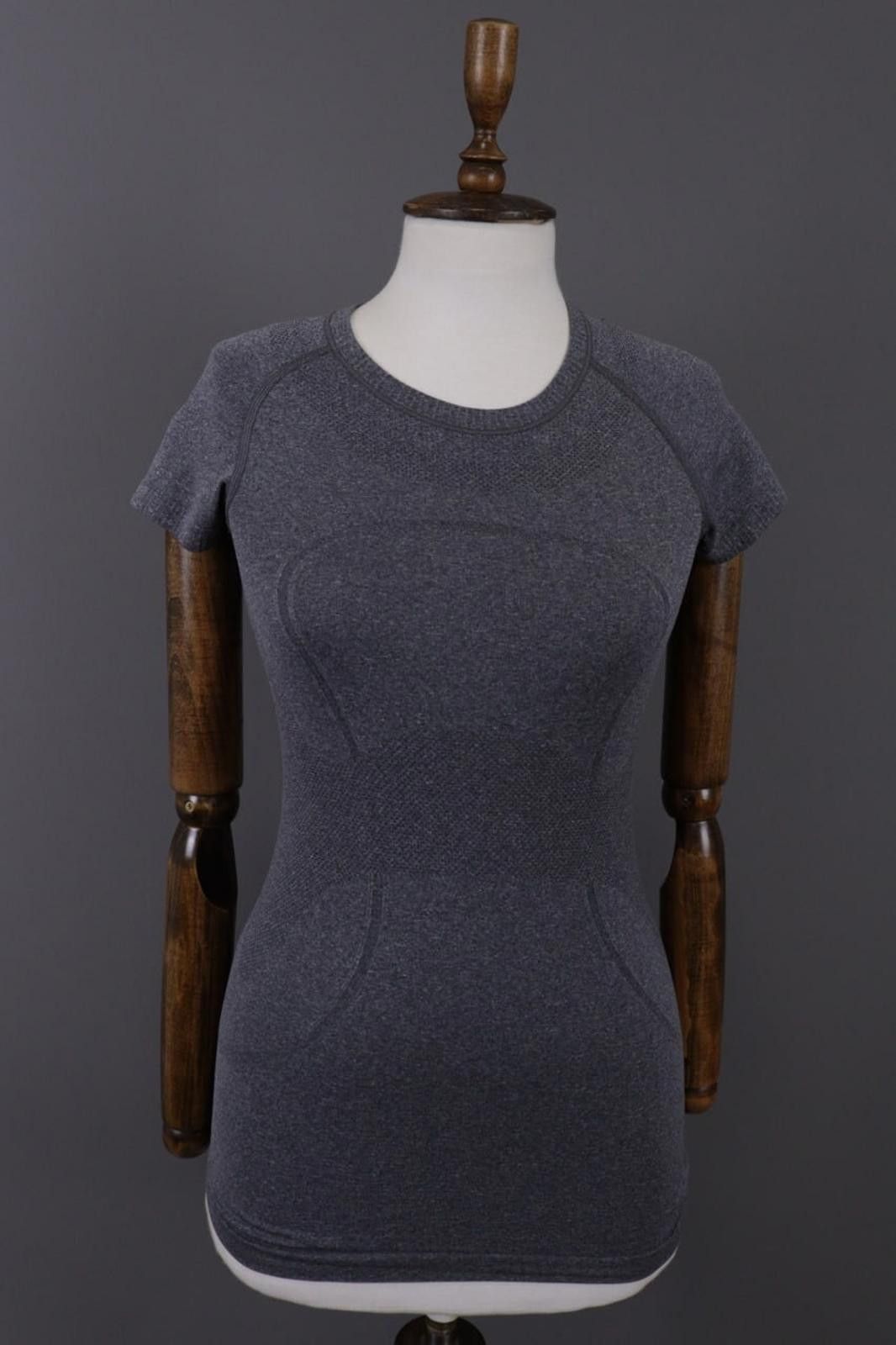 Lululemon Lululemon Athletica Gray Layer Top Pullover Shirt Size 4 Size S / US 4 / IT 40 - 1 Thumbnail