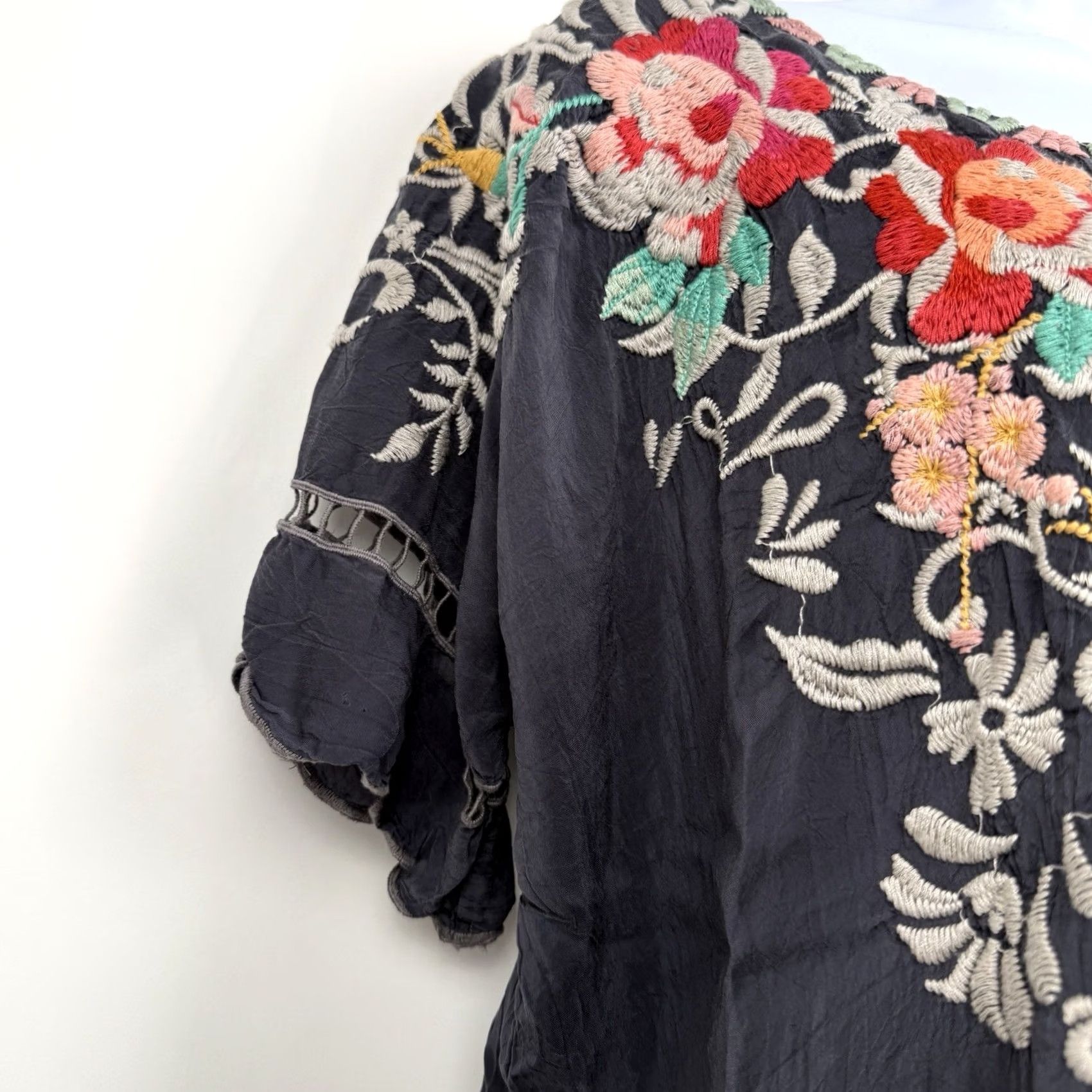 Johnny Was Johnny Was Blouse Short Sleeve Boat Neck Embroidered Rayon Oversized Gray S Womens Size S / US 4 / IT 40 - 3 Thumbnail