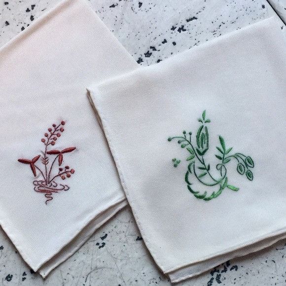 Vintage Two Vintage Embroidered Handkerchiefs Size ONE SIZE - 4 Thumbnail
