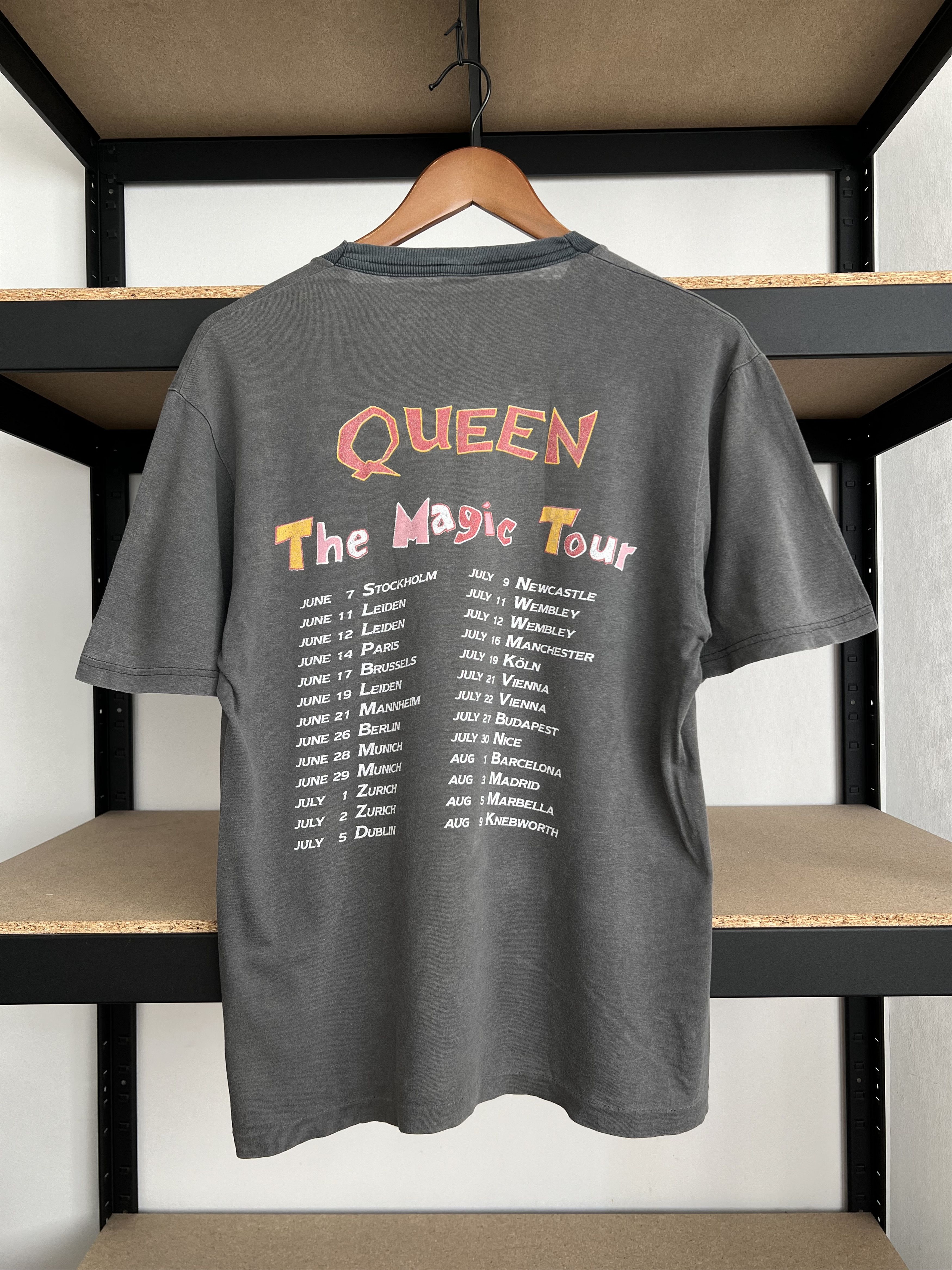 Band Tees Vintage 1986 Queen A Kind of Magic Freddie Mercury Faded Tee Size US M / EU 48-50 / 2 - 4 Thumbnail