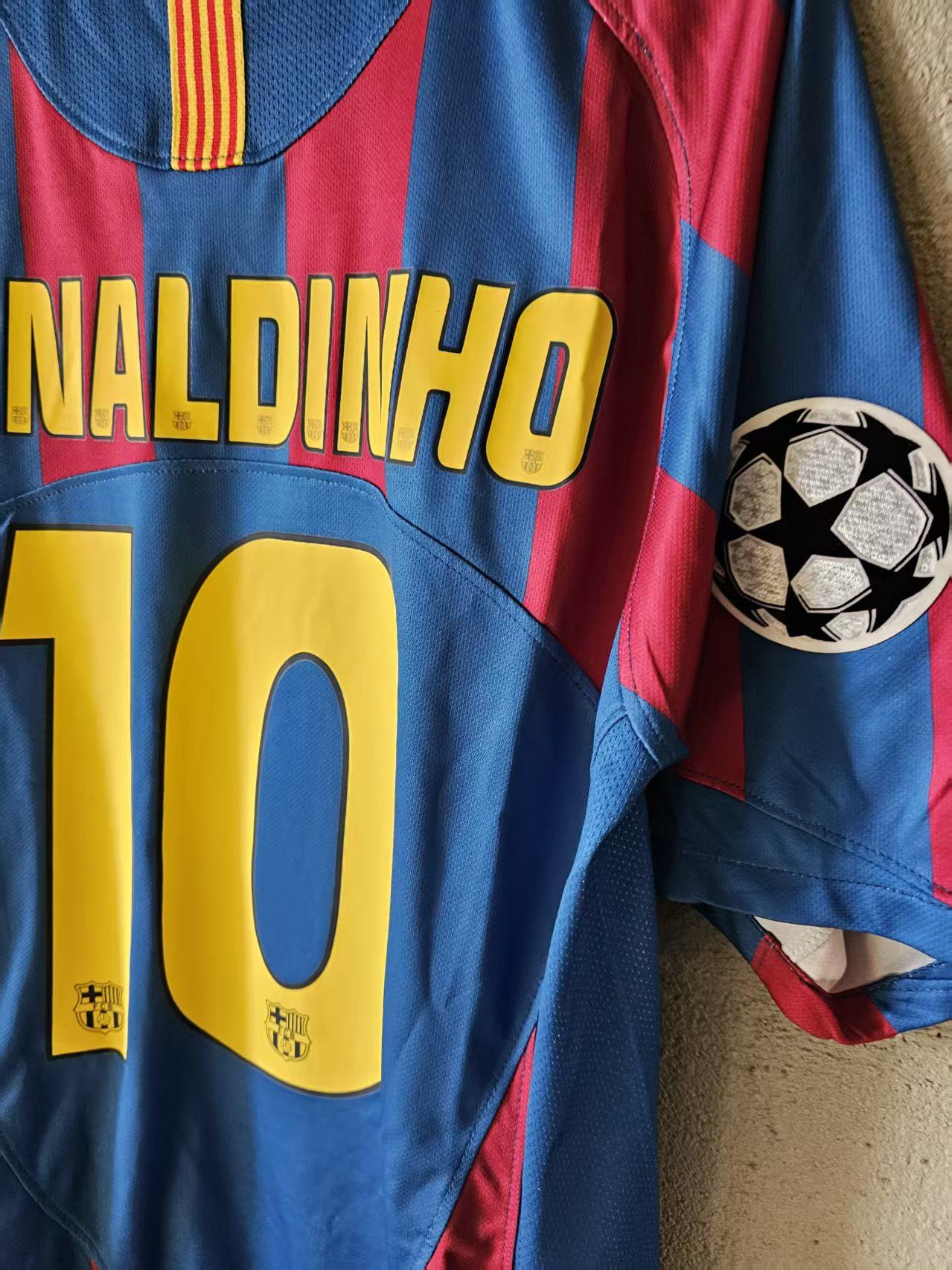 Other 2005 2006 Barcelona #10 Ronaldinho Jersey Size US L / EU 52-54 / 3 - 4 Thumbnail