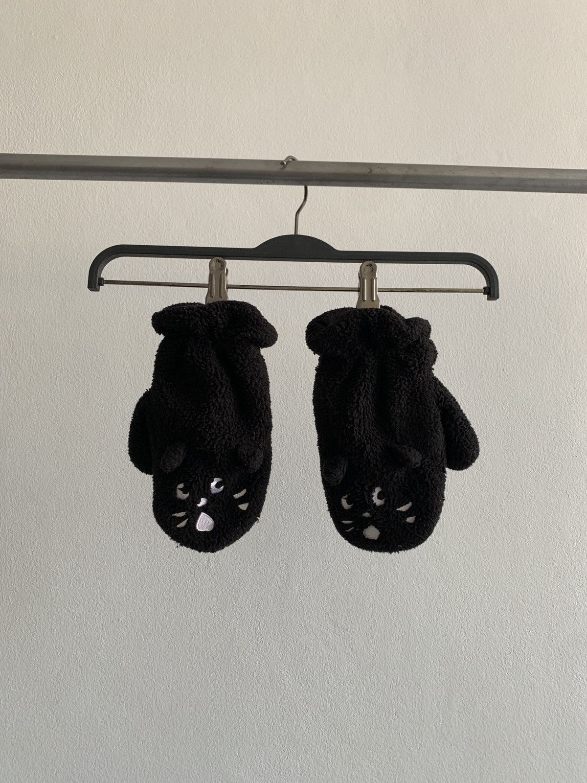 Ne-Net Ne-net Fuzzy Cat Gloves by Issey Miyake Size ONE SIZE - 3 Thumbnail
