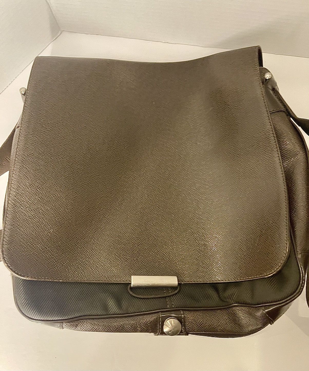 Louis Vuitton Louis Vuitton Brown Taiga Crossbody Bag Size ONE SIZE - 19 Thumbnail