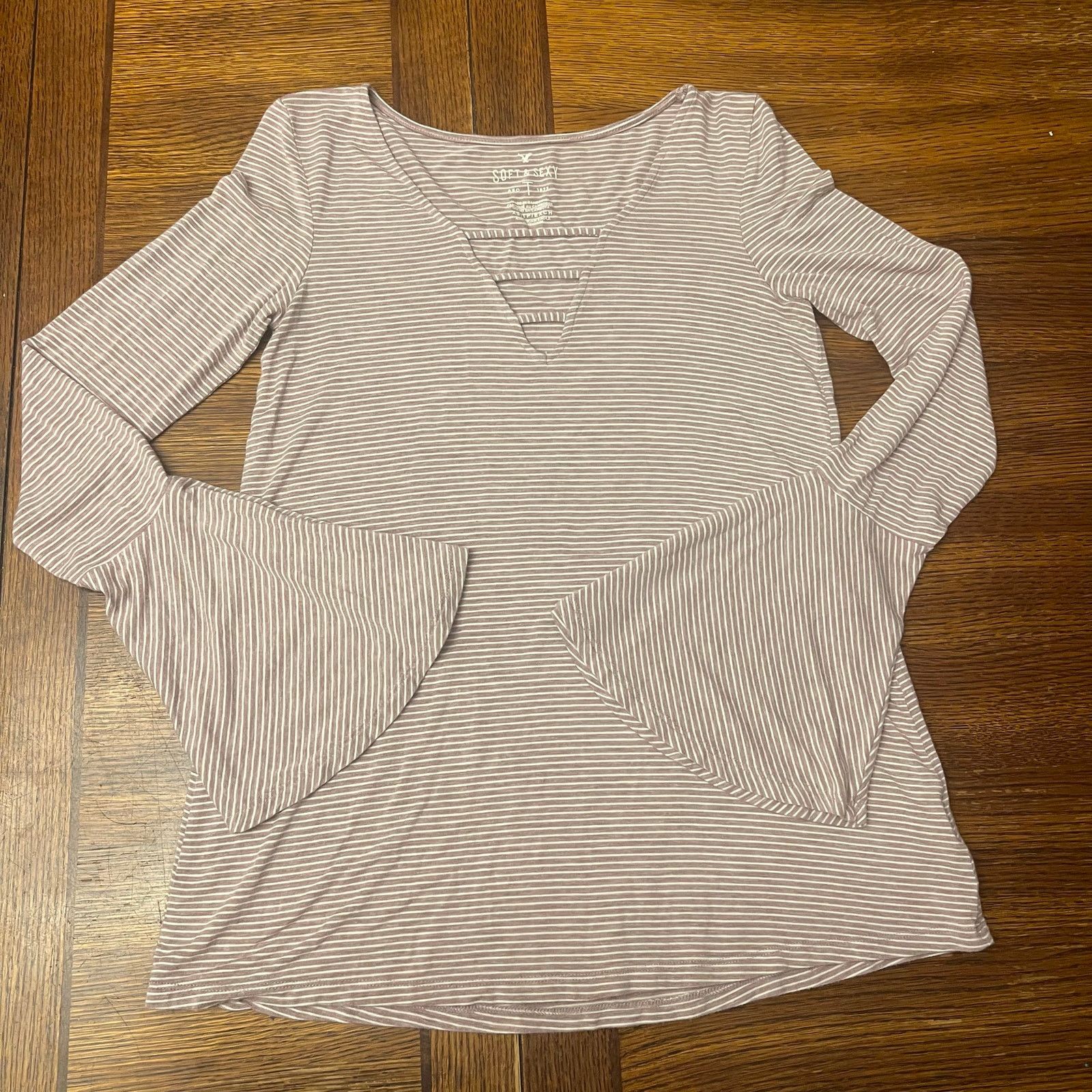 American Eagle Outfitters Vintage American Eagle Soft & Sexy Bell Sleeve Top Size XS Size XS / US 0-2 / IT 36-38 - 9 Thumbnail