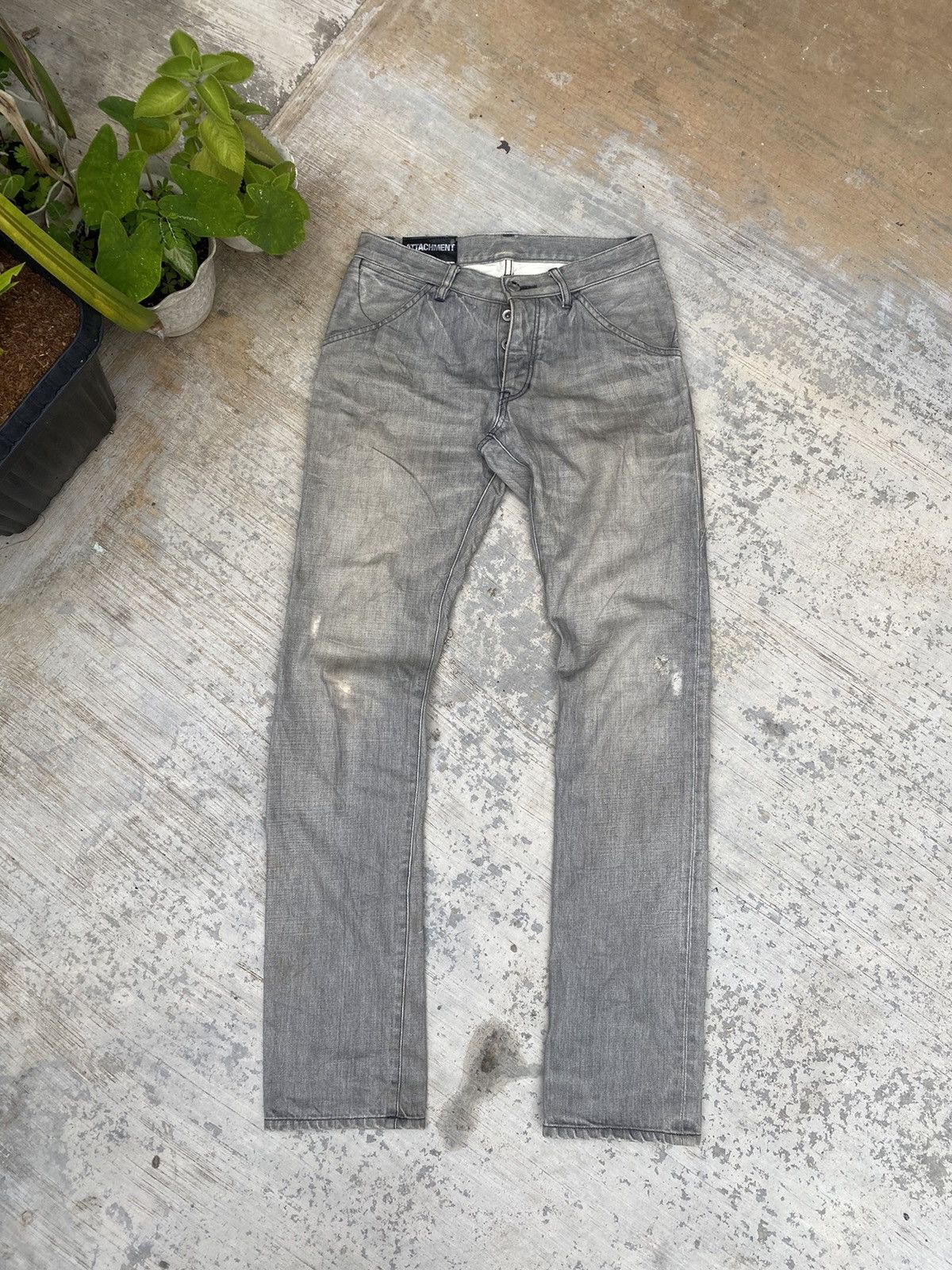 Attachment distressed jeans