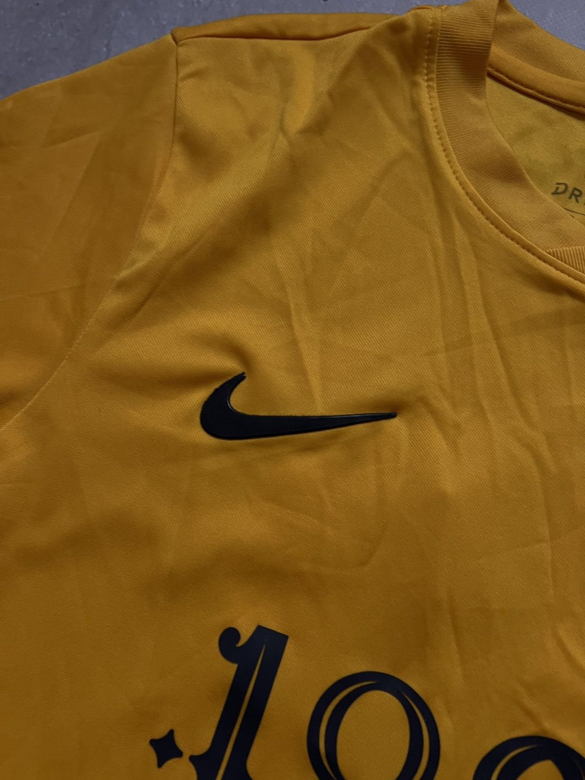 Nike Torquay United 2019-20 Nike t-shirt football jersey sz M #11 Size US M / EU 48-50 / 2 - 3 Thumbnail