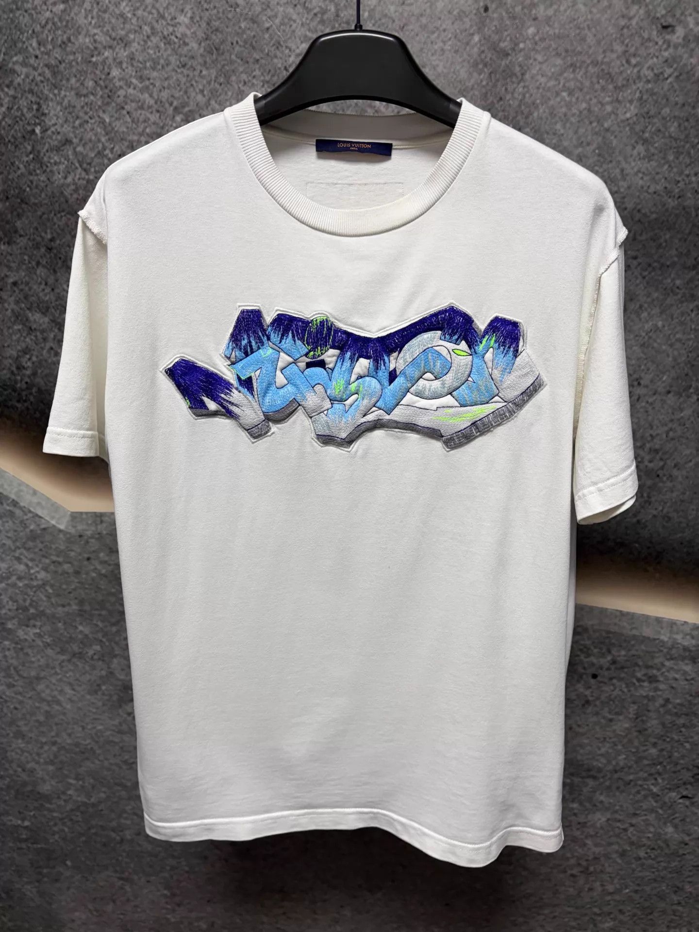 Louis Vuitton White Short Sleeve Graffiti Graphic T-Shirt Size US M / EU 48-50 / 2 - 1 Thumbnail