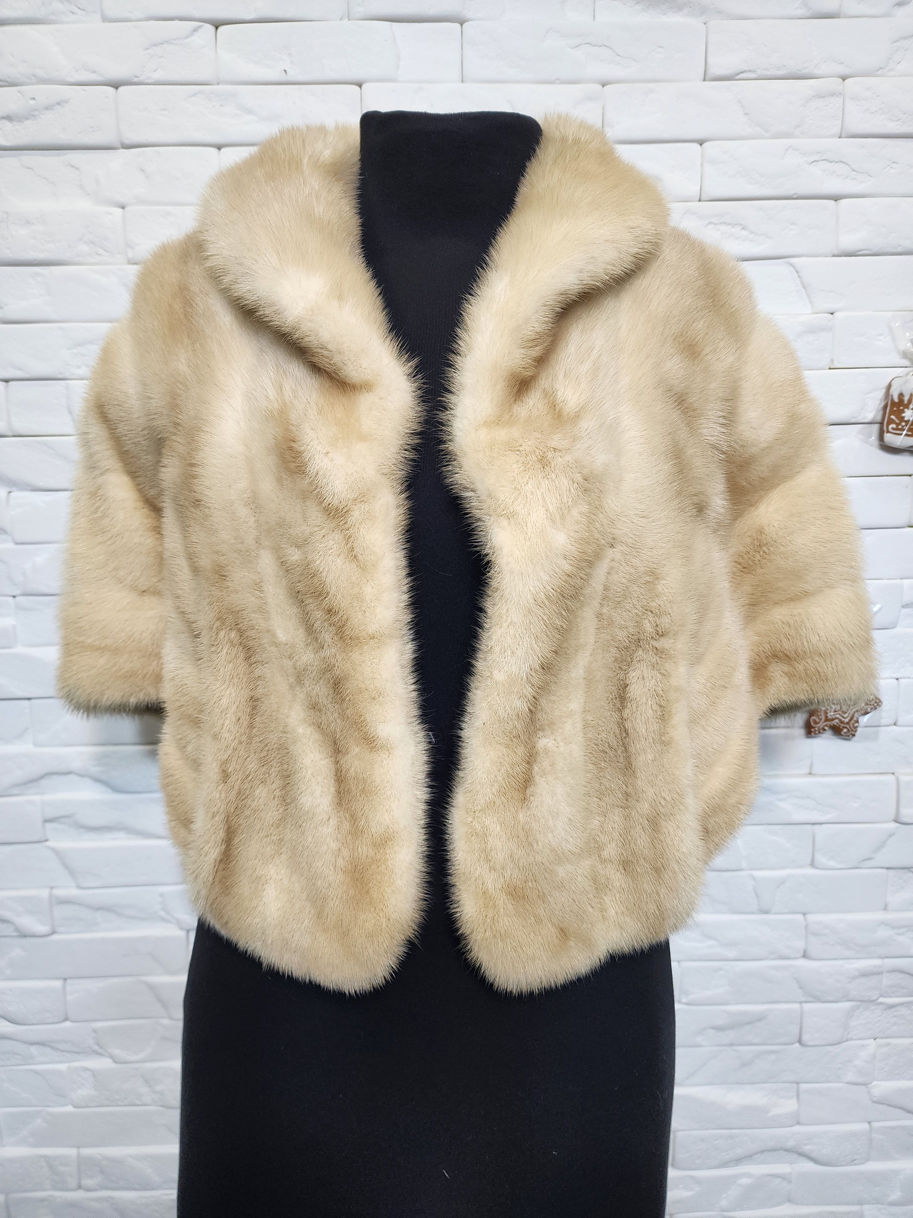 Uniqlo Vintage Fur Cape: Undyed Brown, Size S-L Size M / US 6-8 / IT 42-44 - 1 Thumbnail