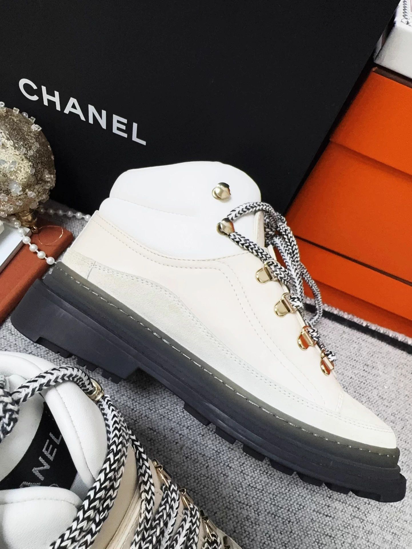 Chanel Chanel Coco neige cream suede lace-up snow boots 36 new Size US 5 / IT 35 - 7 Thumbnail