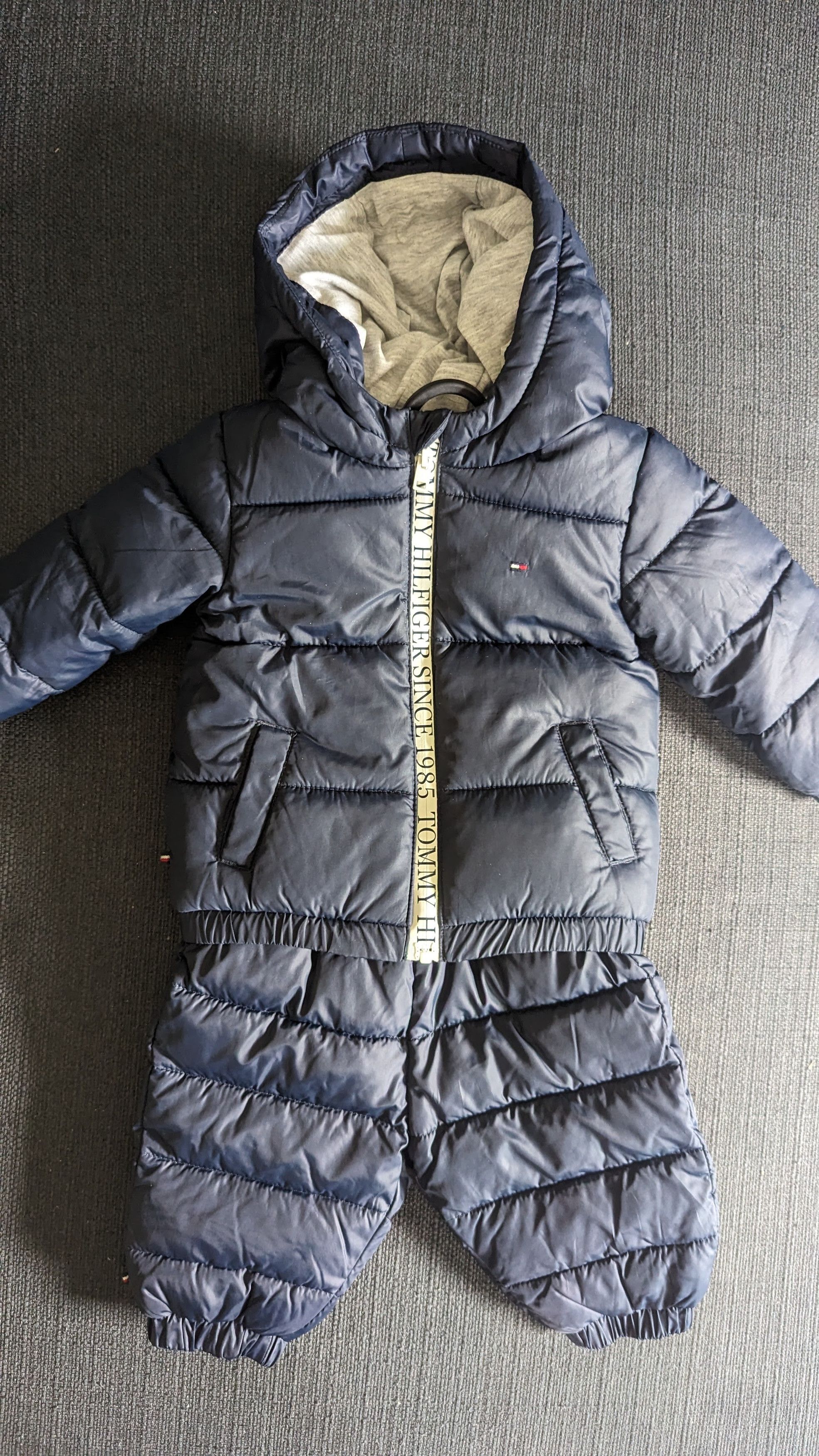 Tommy Hilfiger Baby warm set top+bottom (size: 3-6 months) Size US XXS / EU 40 - 1 Thumbnail