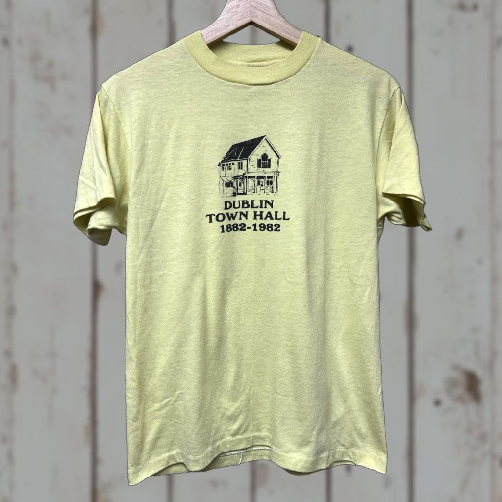 Hanes VINTAGE Hanes T-Shirt Dublin New Hampshire Town Hall Yellow M Crew Neck Short Sleeve Graphic Print Mens Size US M / EU 48-50 / 2 - 1 Thumbnail