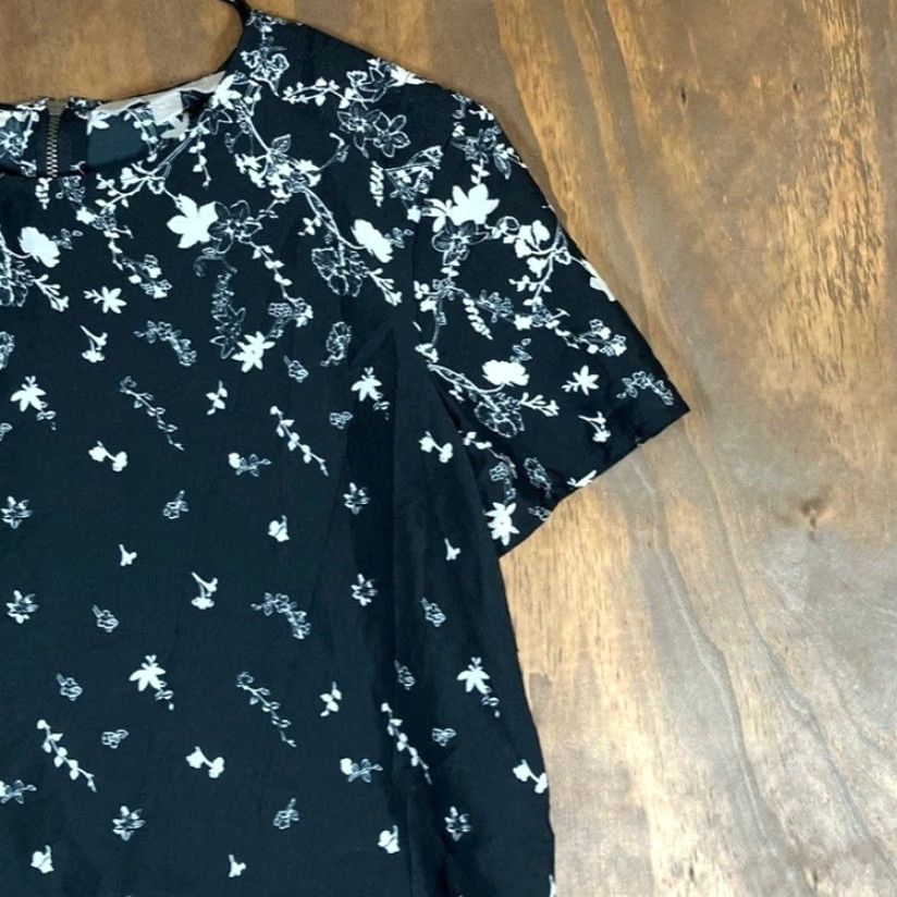 Banana Republic Banana Republic Womens Blouse Black White Floral Short Sleeve Petite XS Blouse Casual Workwear Travel Size XS / US 0-2 / IT 36-38 - 5 Thumbnail