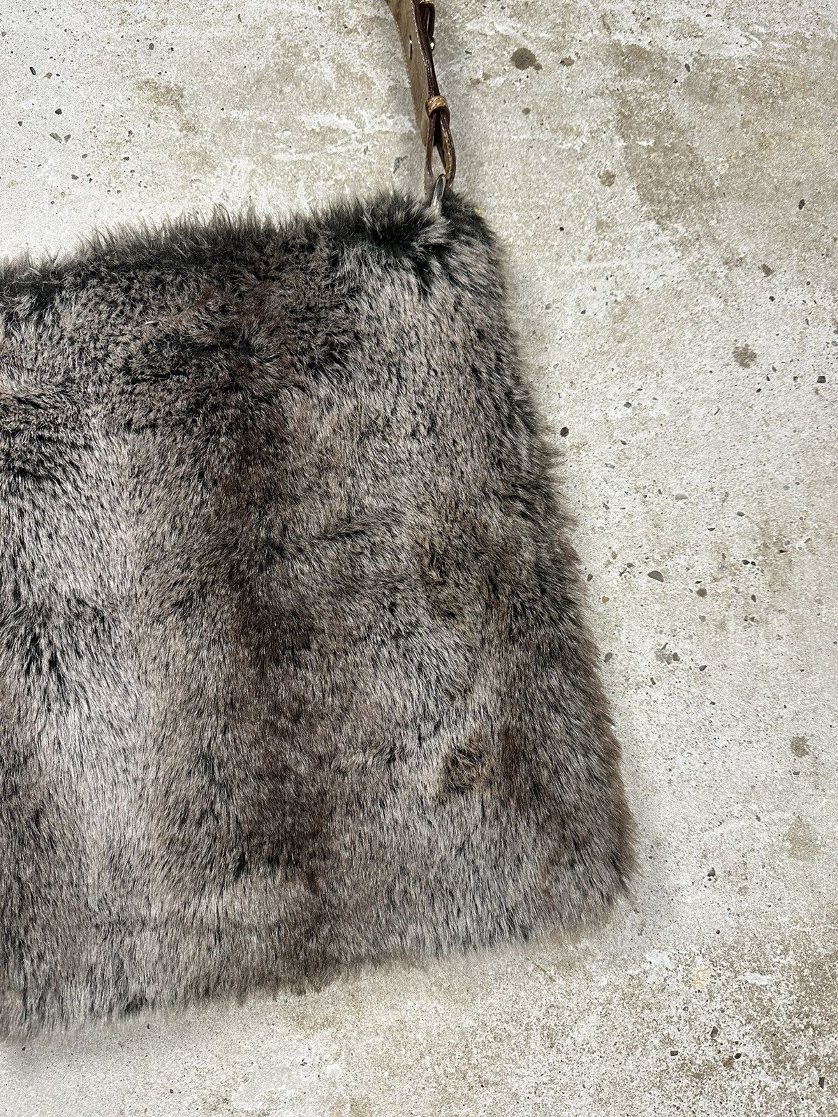 Japanese Brand Vintage Y2K Faux Fur Avant Garde Japanese Shoulder Bag Size ONE SIZE - 4 Thumbnail