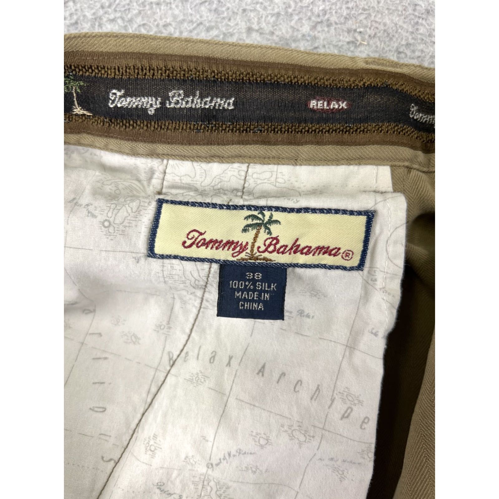 Tommy Bahama Tommy Bahama Shorts Men 38 Beige Pleated Bermuda Silk Blend Golf Bermuda Casual Shorts Mens Beige Silk Blend 90s? Size US 38 / EU 54 - 7 Thumbnail