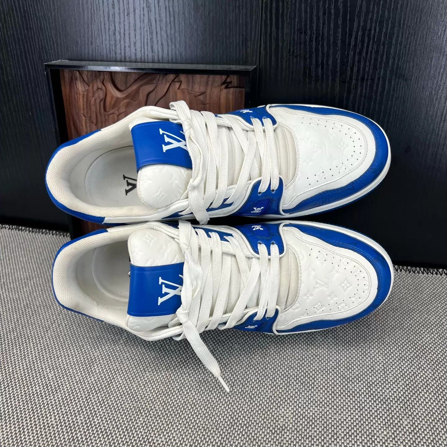 Louis Vuitton LV Trainer White/Blue Embossed 7.5/41.5 LN Box Size US 8.5 / EU 41-42 - 3 Thumbnail