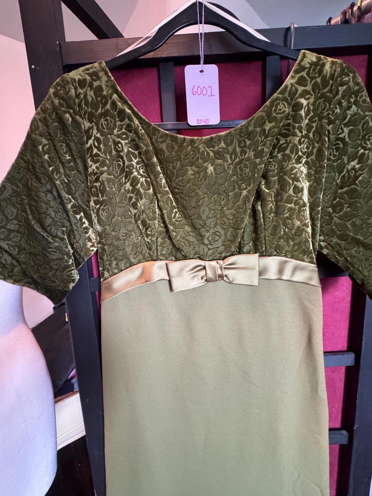Designer 1960s dress olive green velvet with satin bows true vintage Size S / US 4 / IT 40 - 2 Thumbnail