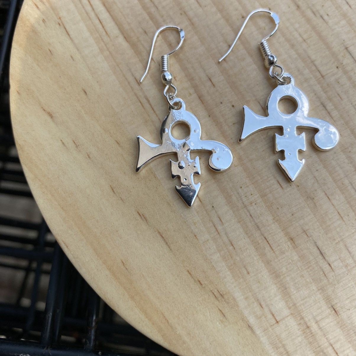 Other Prince Symbol Earrings Dangle Drop Silvertone *DEFECT* 1in Size ONE SIZE - 2 Thumbnail