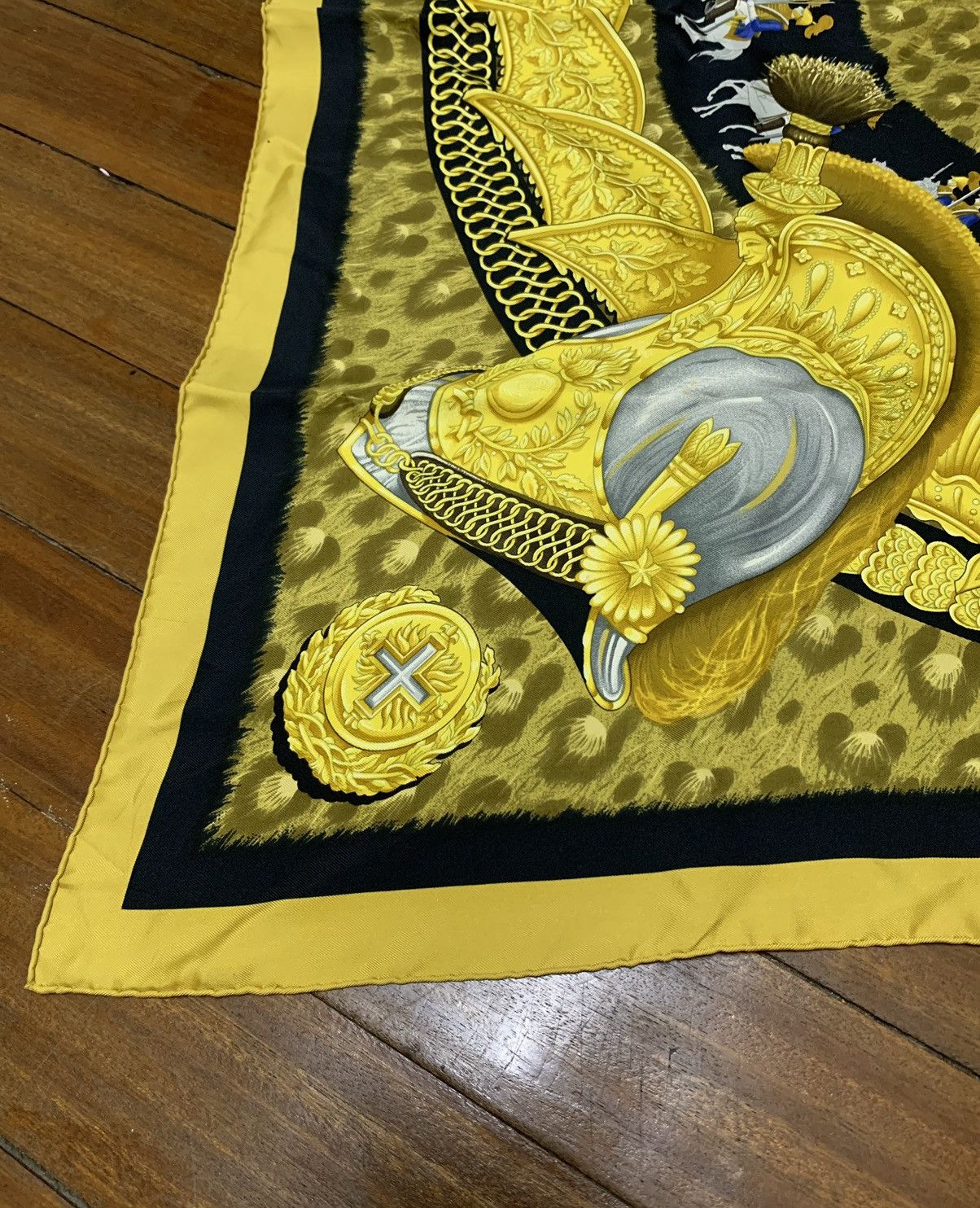 Hermes × Vintage Rare Hermes Silk Scarf Casques Et Plumets Royal Eagle Gold Size ONE SIZE - 6 Thumbnail