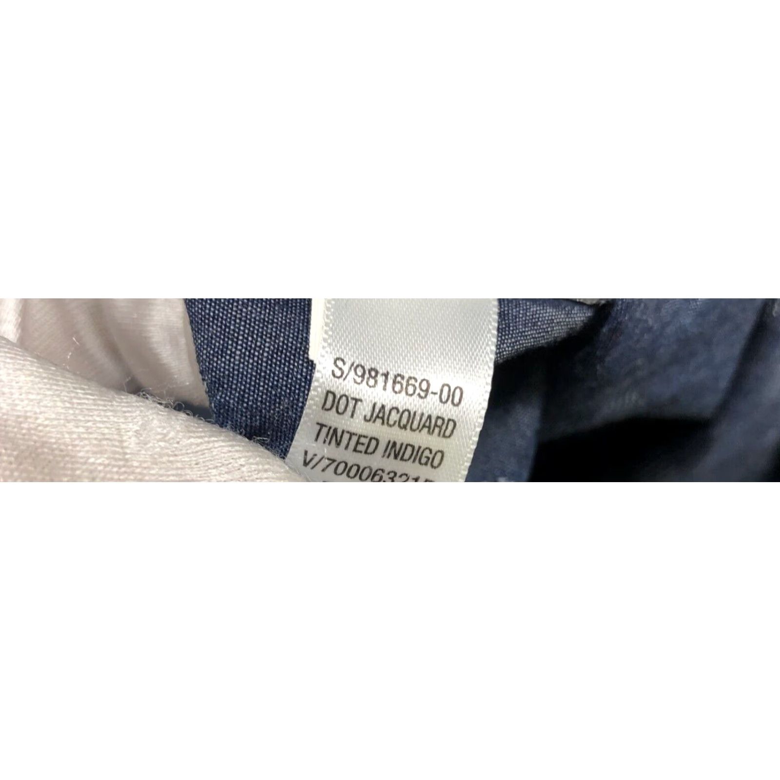 Gap Gap Mens Shirt L Button-Down Jacquard Dot Cotton Blue Long Sleeve Vintage-Inspired? (But we must output only title, no extra text) Size US L / EU 52-54 / 3 - 7 Thumbnail