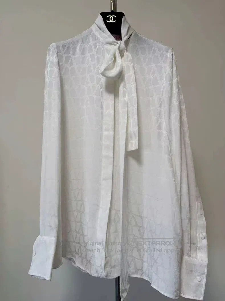 Valentino Valentino Classic dark floral shirt Size M / US 6-8 / IT 42-44 - 1 Thumbnail