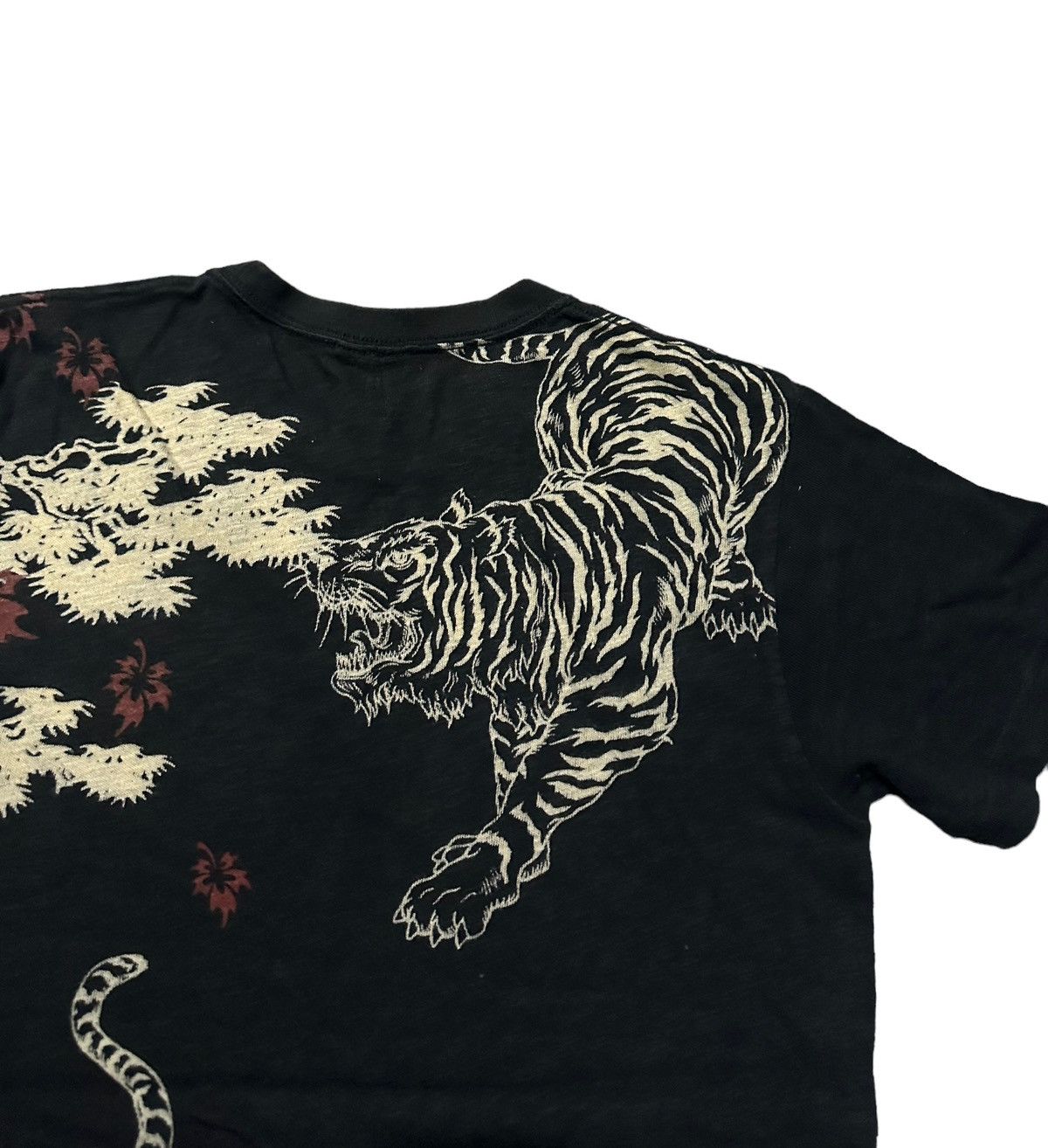 Japanese Brand sukajan tiger fight overprint tee Size US L / EU 52-54 / 3 - 6 Thumbnail