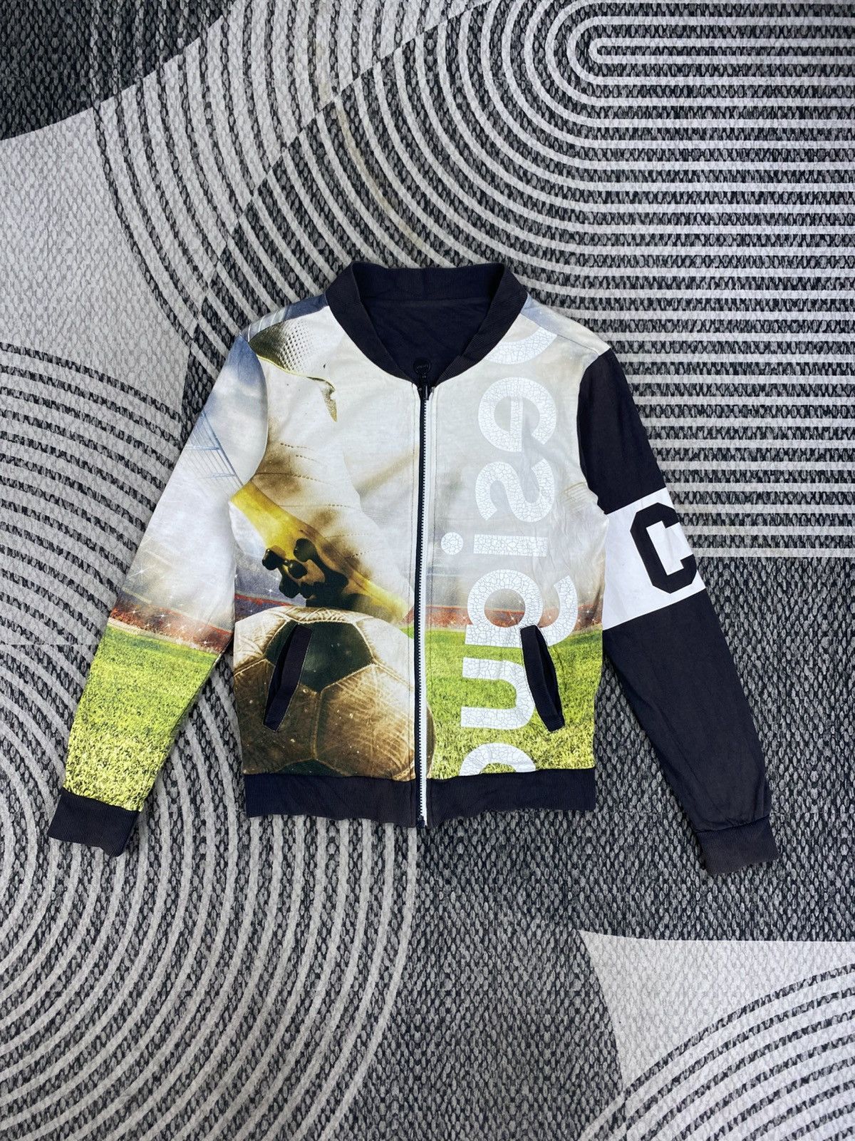 Desigual Vtg Desigual Gilet Reversible Football Graphic Print Jacket Size US S / EU 44-46 / 1 - 1 Thumbnail