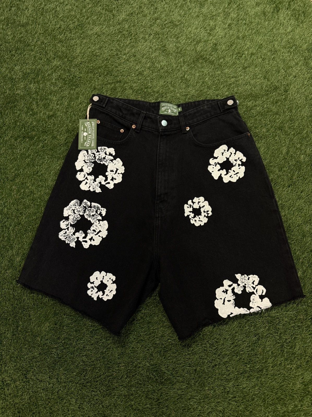 DENIM TEARS Denim Tears Cotton Wreath Shorts Size M (NEW) Size US 28 / EU 44 - 1 Thumbnail